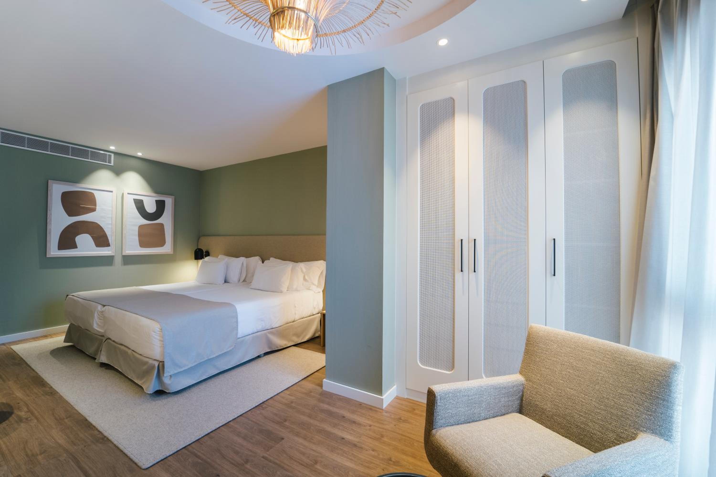 Superior Room with Extra Bed (3 Adults) - Photo 5
