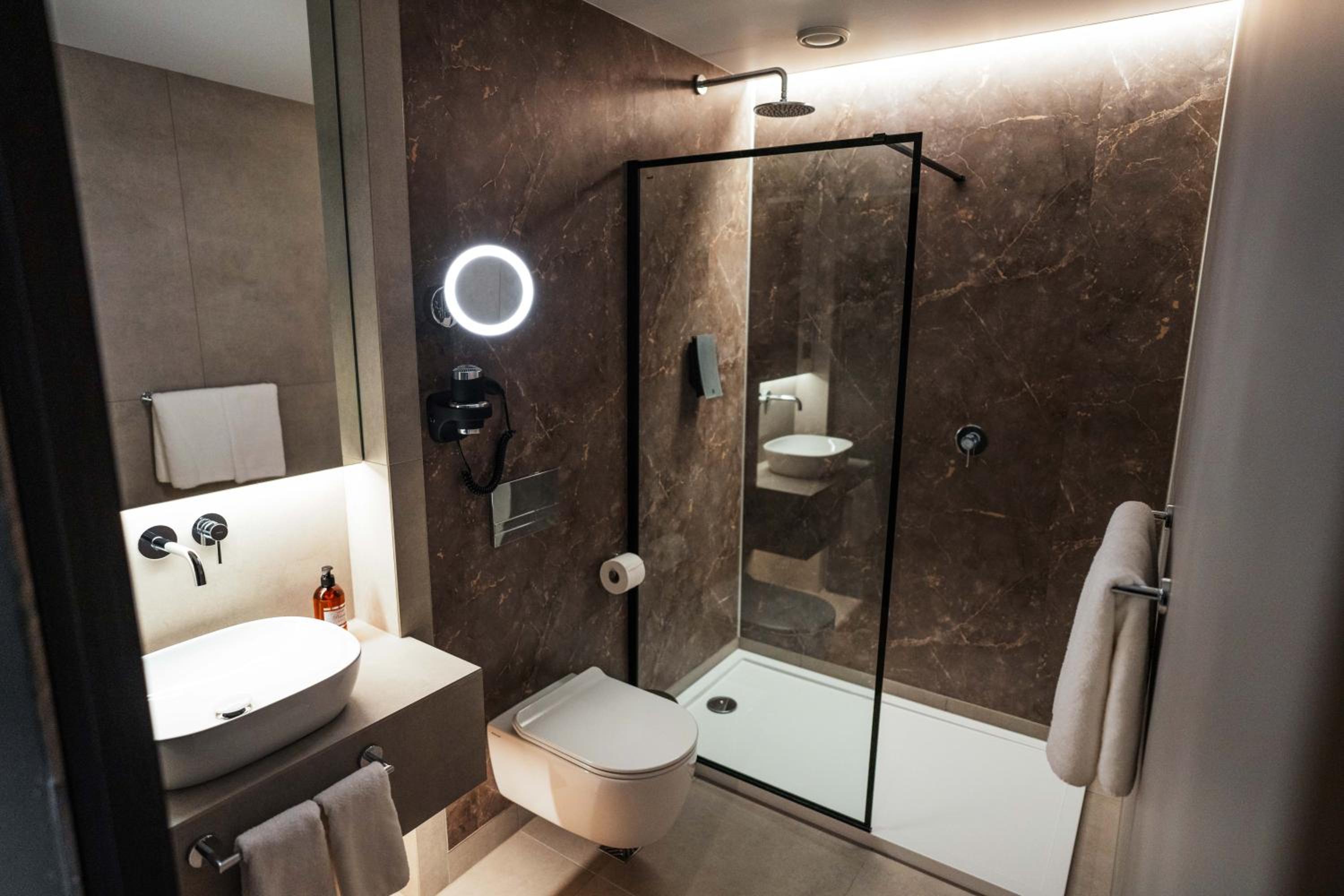 Double or Twin Room - Photo 13