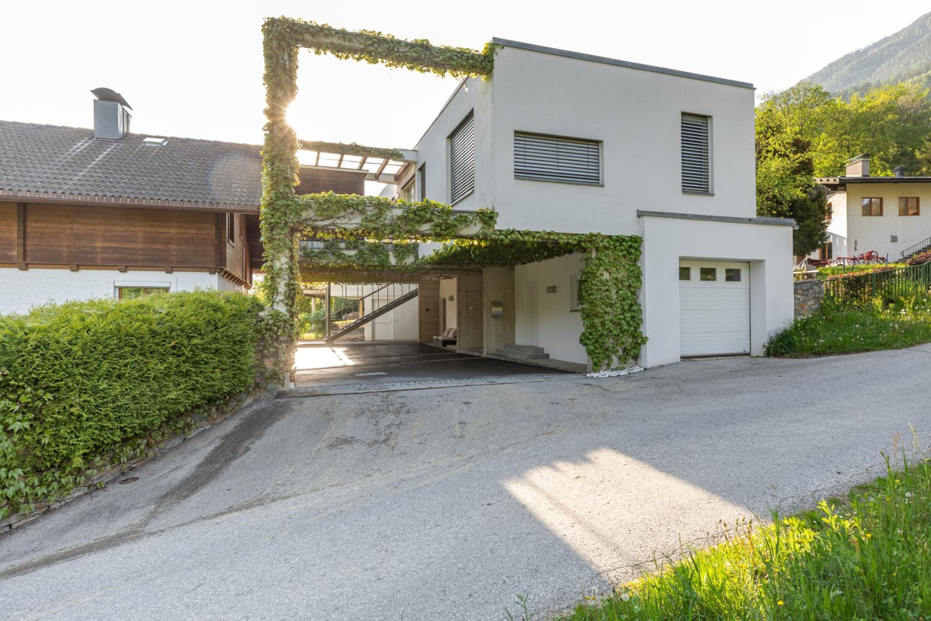 Five-Bedroom House photo 2