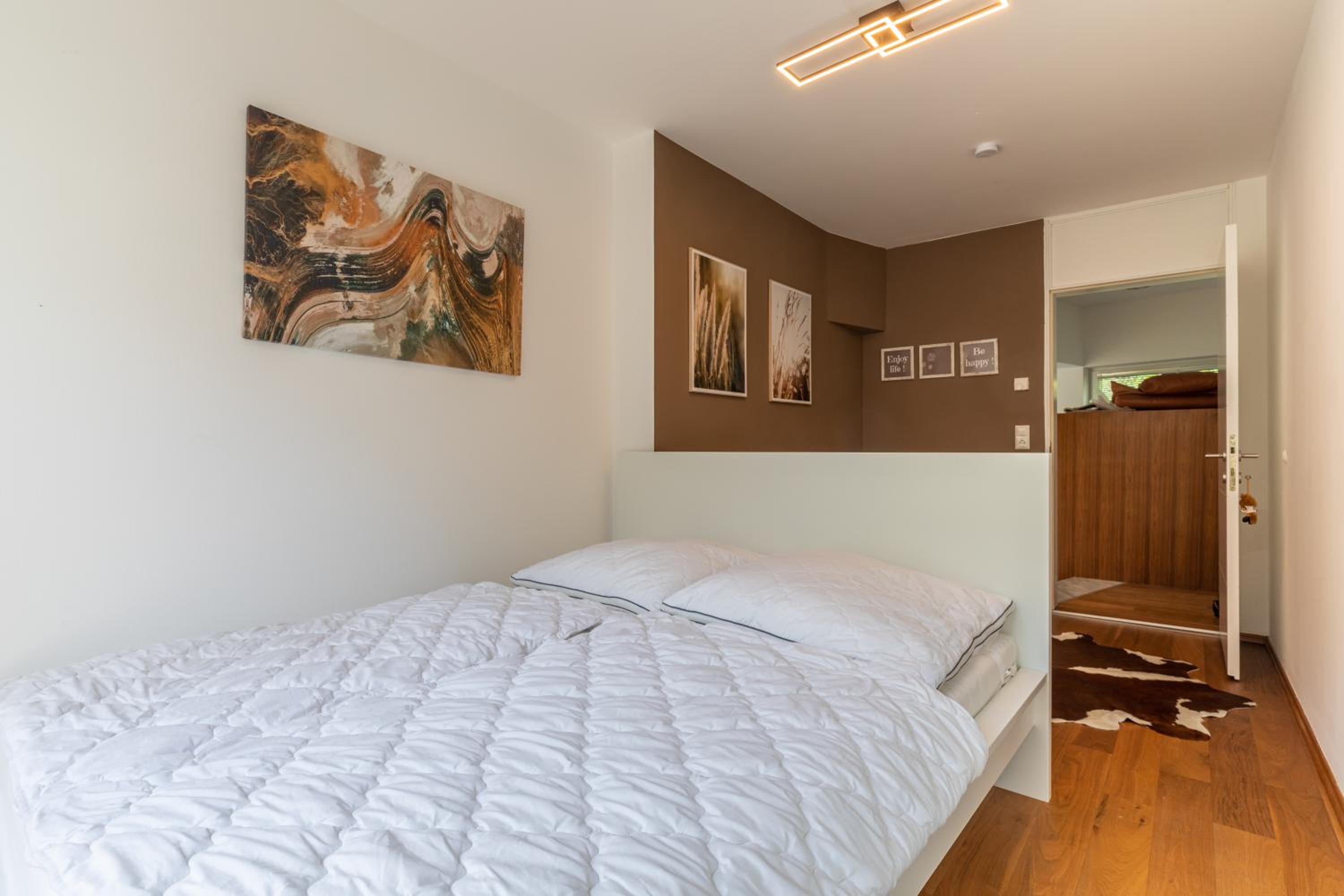 Five-Bedroom House photo 1