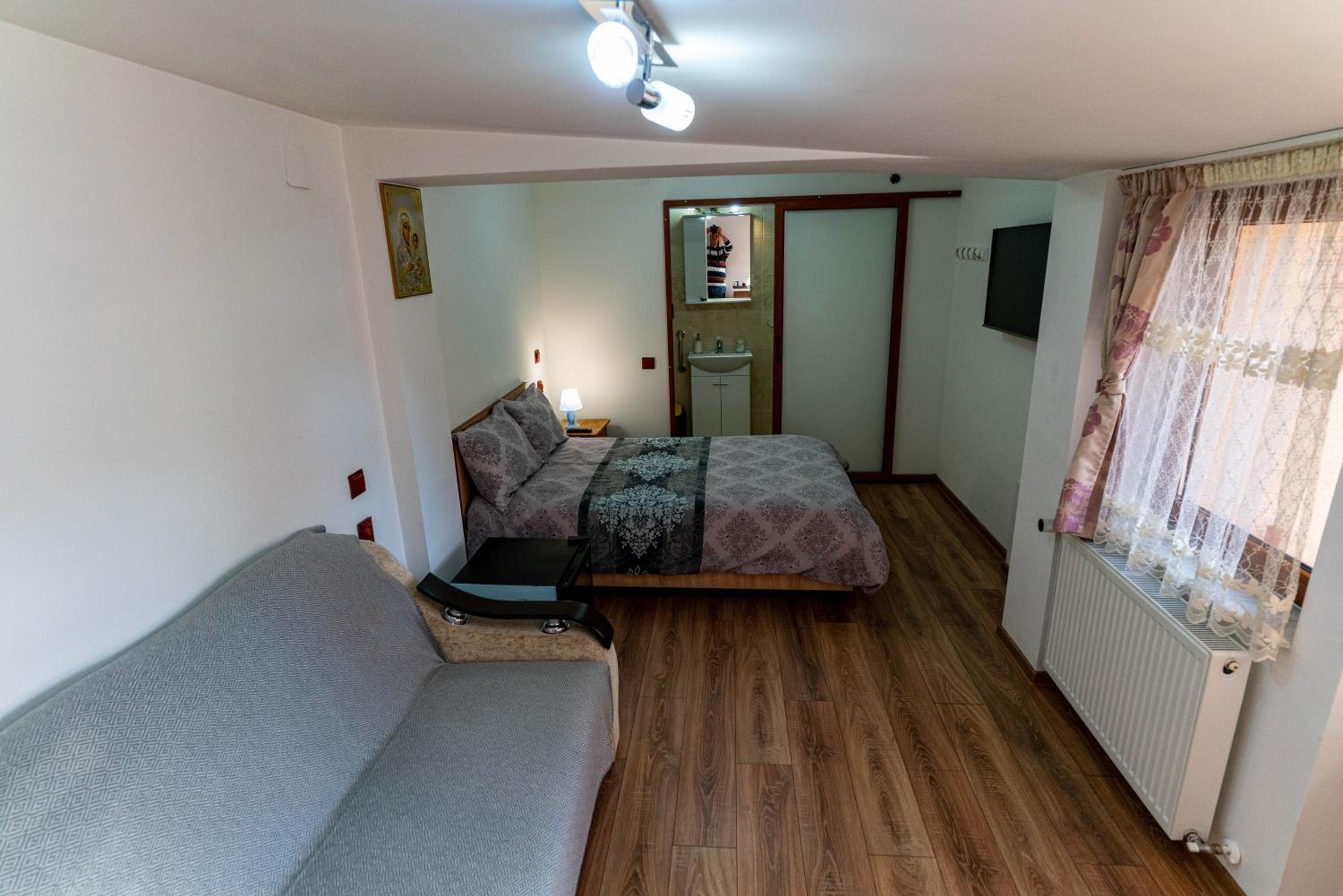 Double Room with Private Bathroom - Photo 2