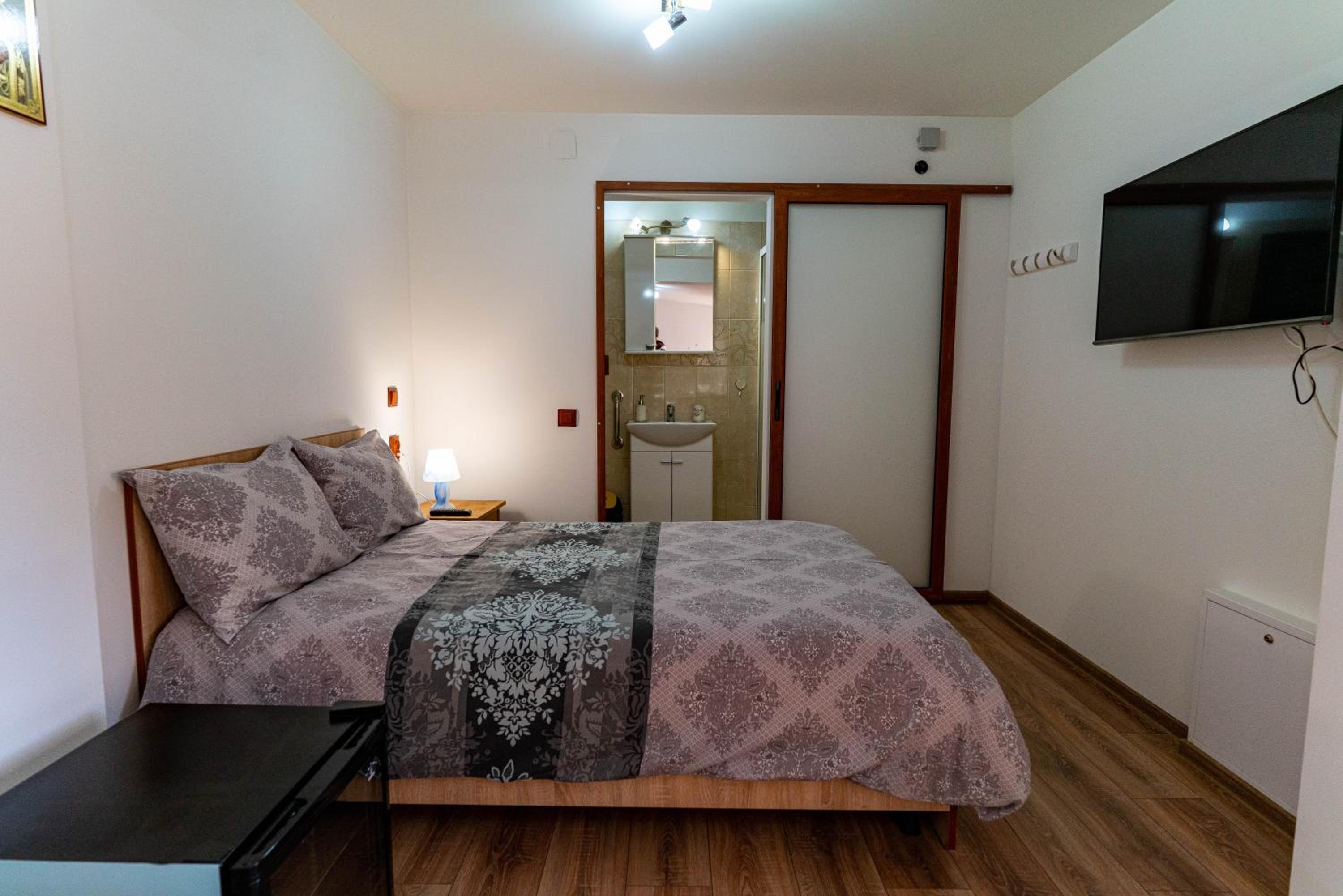 Double Room with Private Bathroom - Photo 1