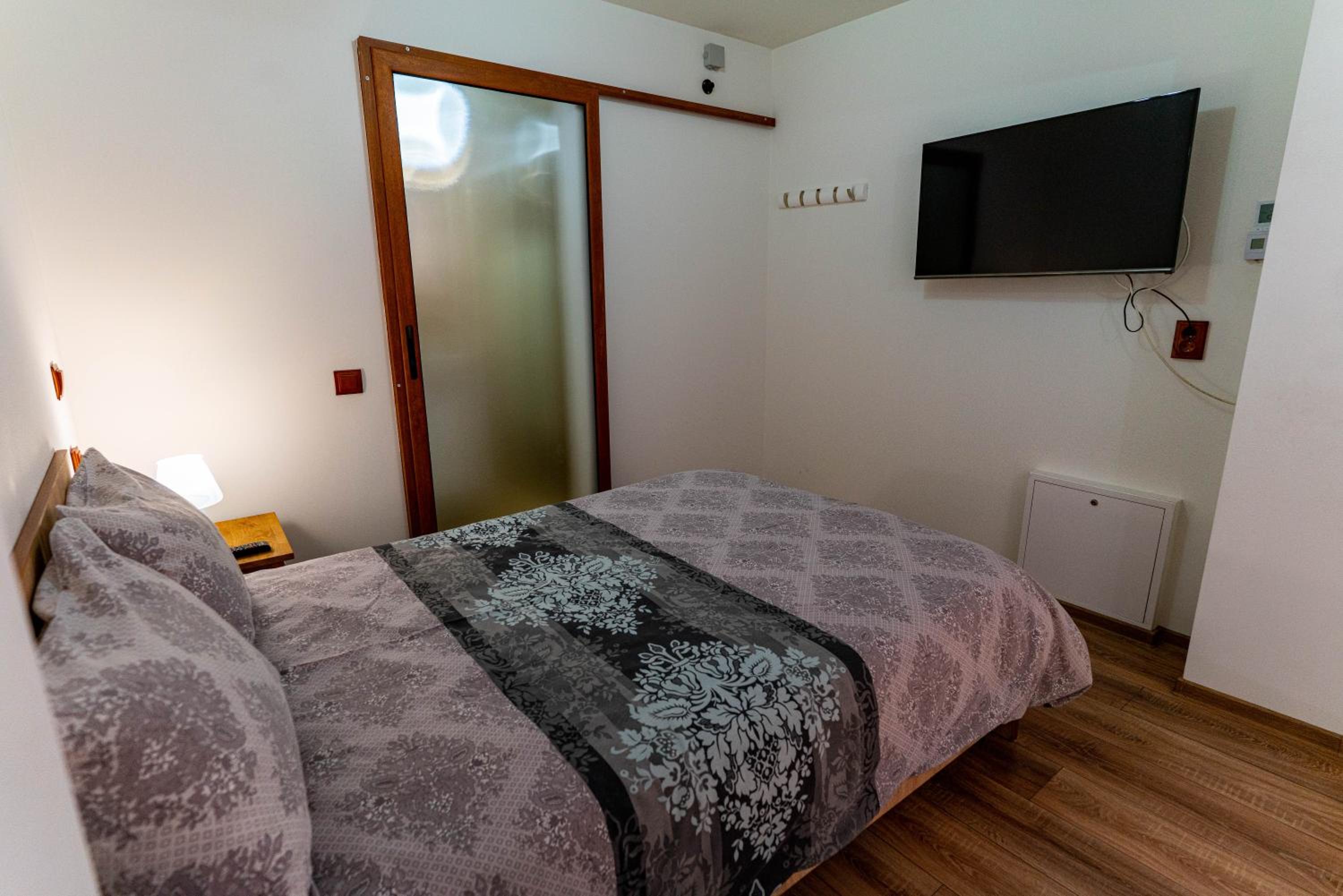 Double Room with Private Bathroom - Photo 6