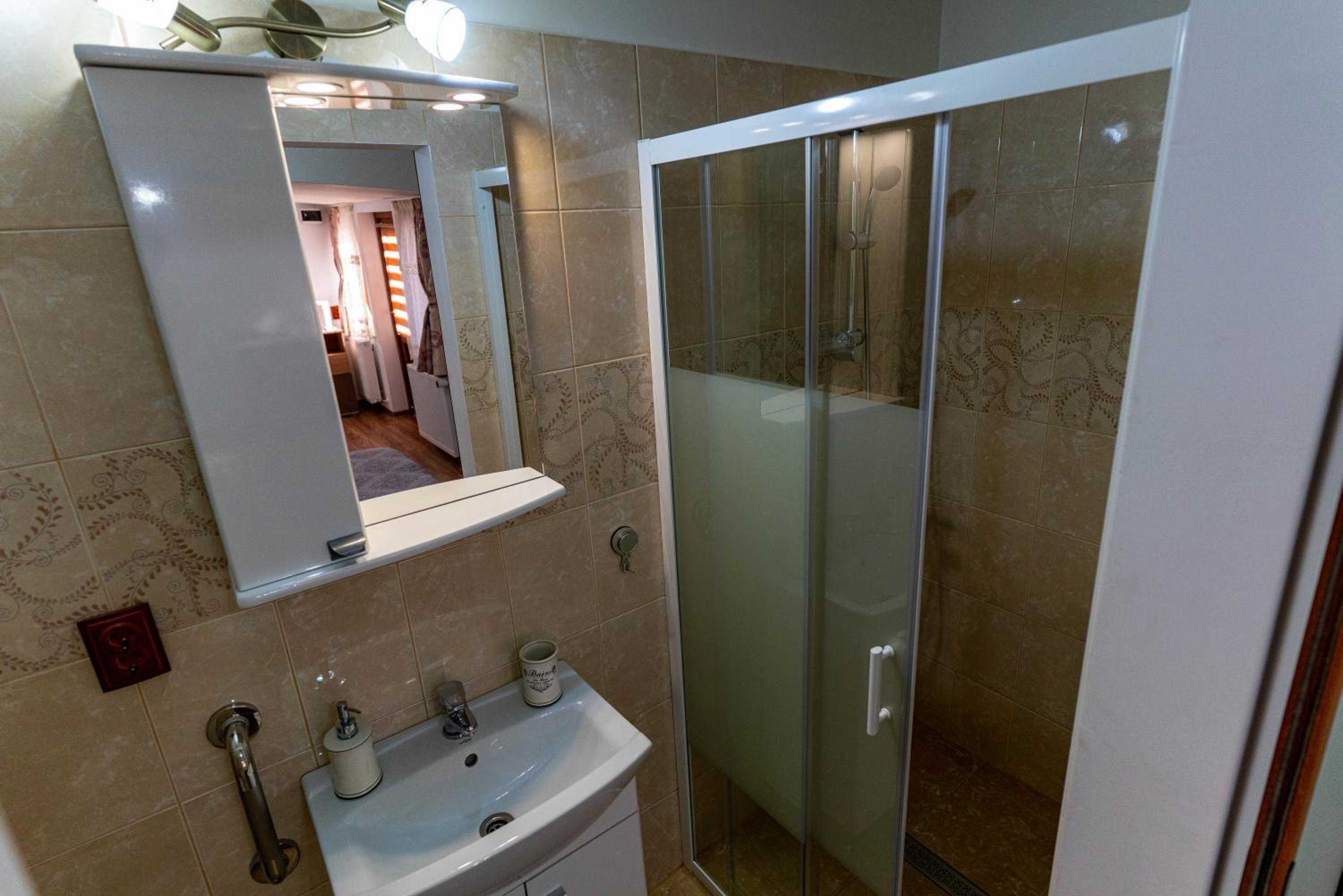 Double Room with Private Bathroom - Photo 8