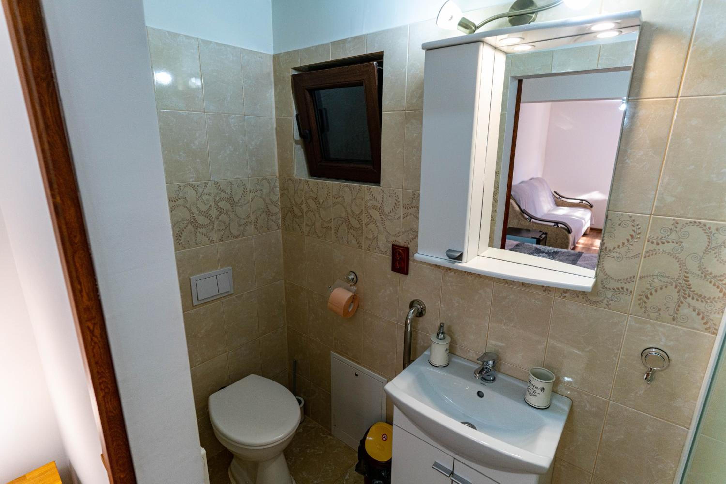 Double Room with Private Bathroom - Photo 9