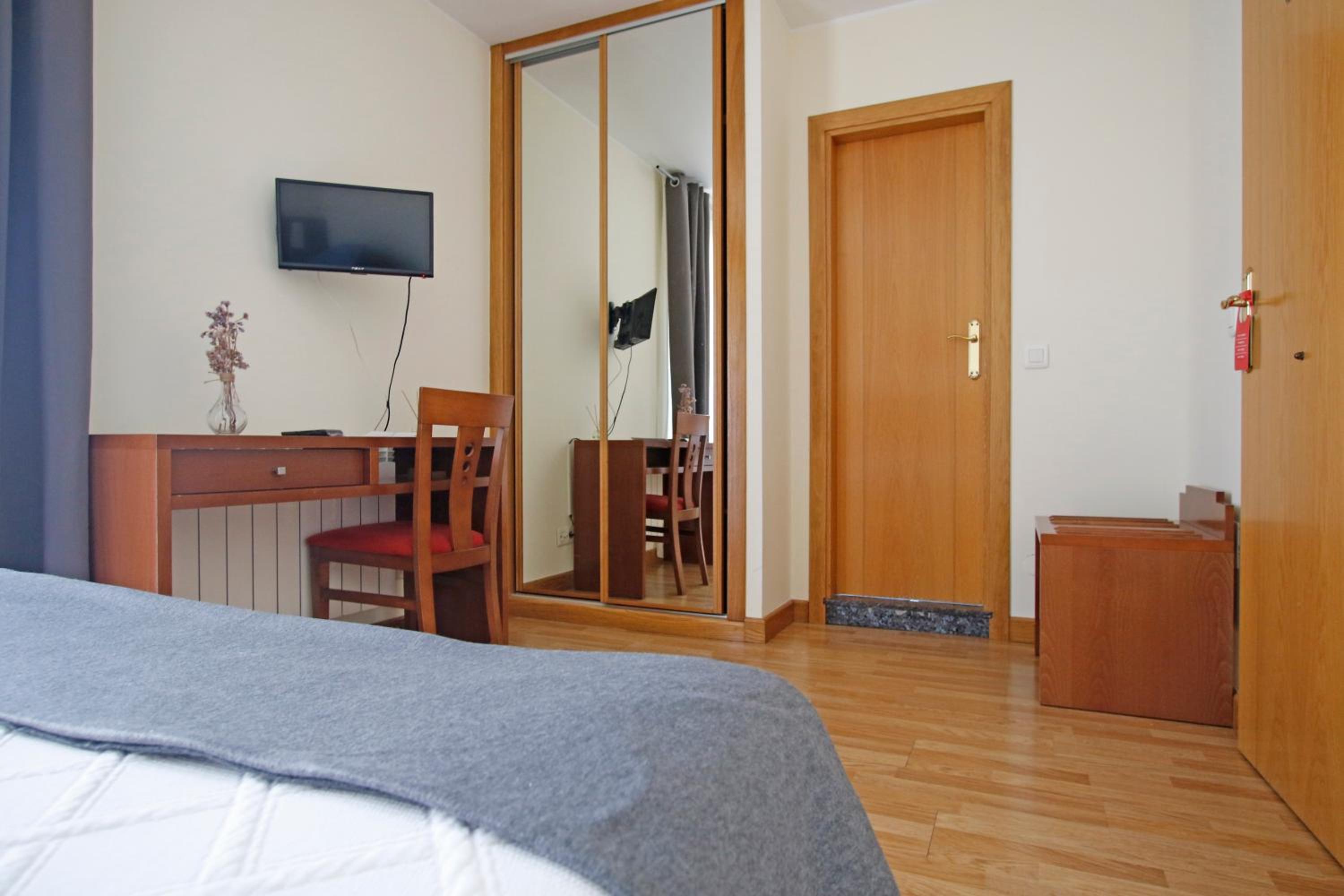 Double or Twin Room - Photo 4
