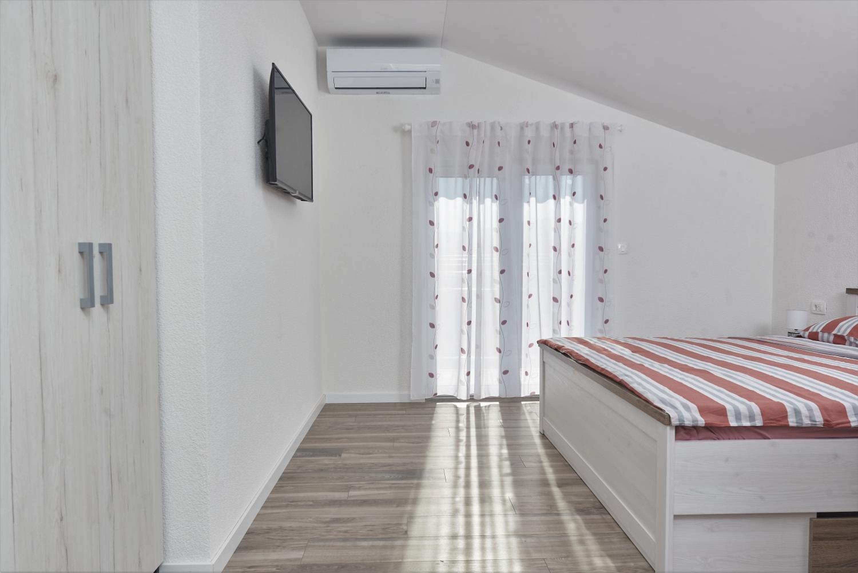 Deluxe Double Room with Balcony and Sea View - Photo 5