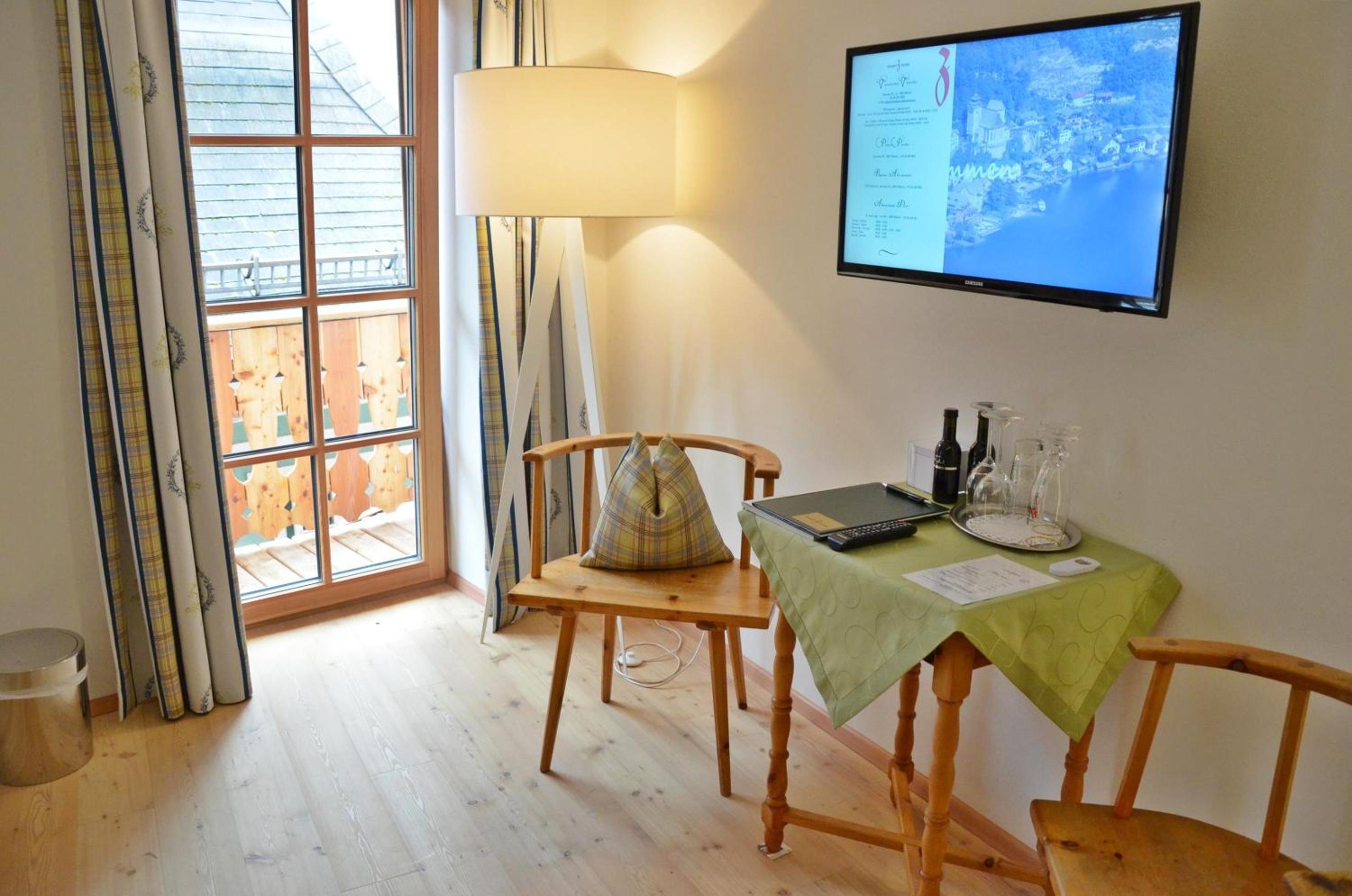 Double Room with Balcony - Photo 10