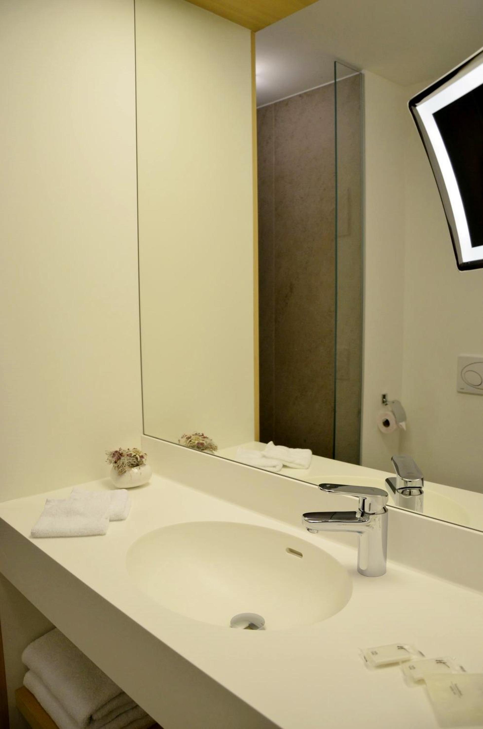 Double Room with Balcony - Photo 4