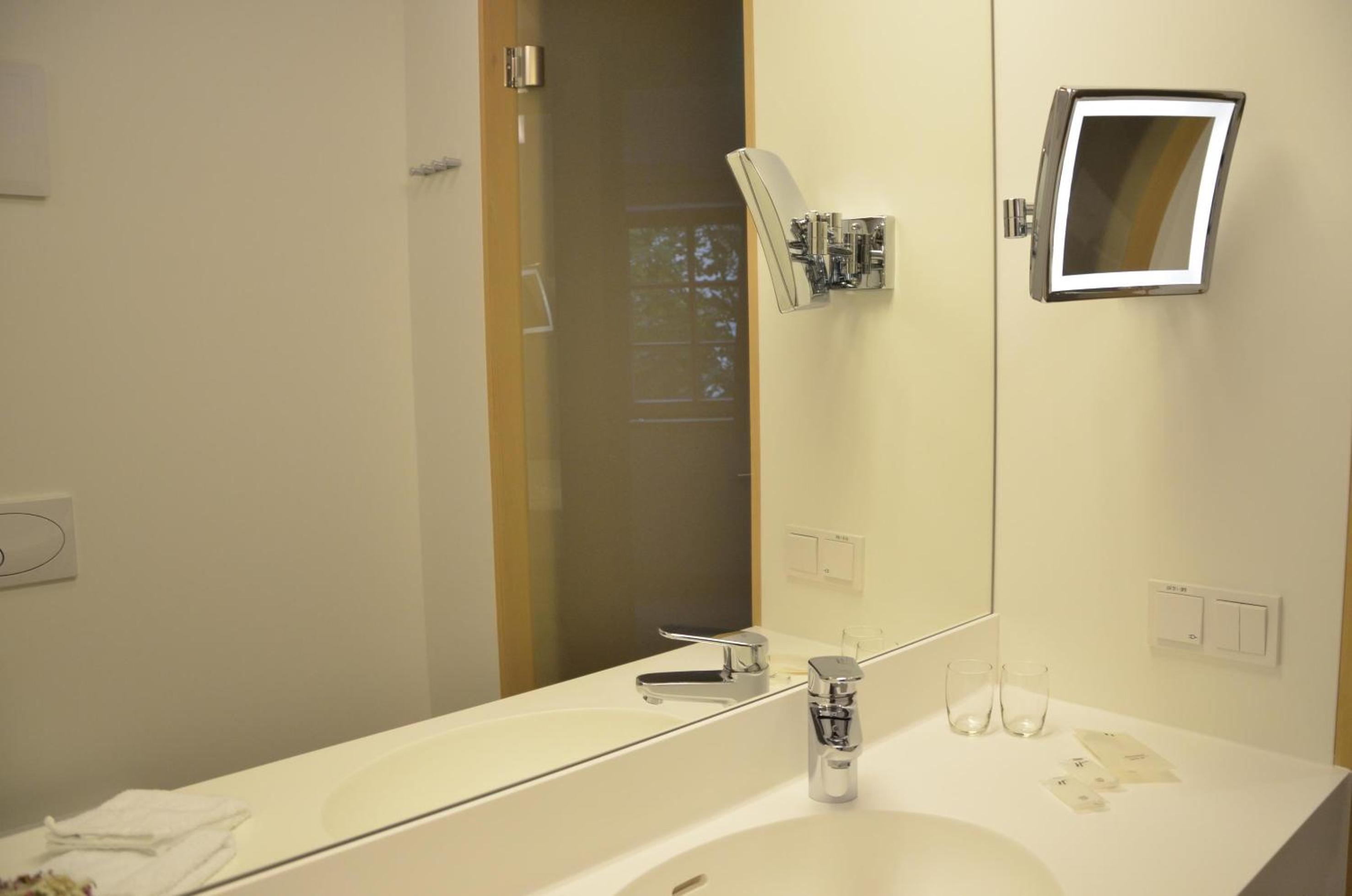 Double Room with Balcony - Photo 13