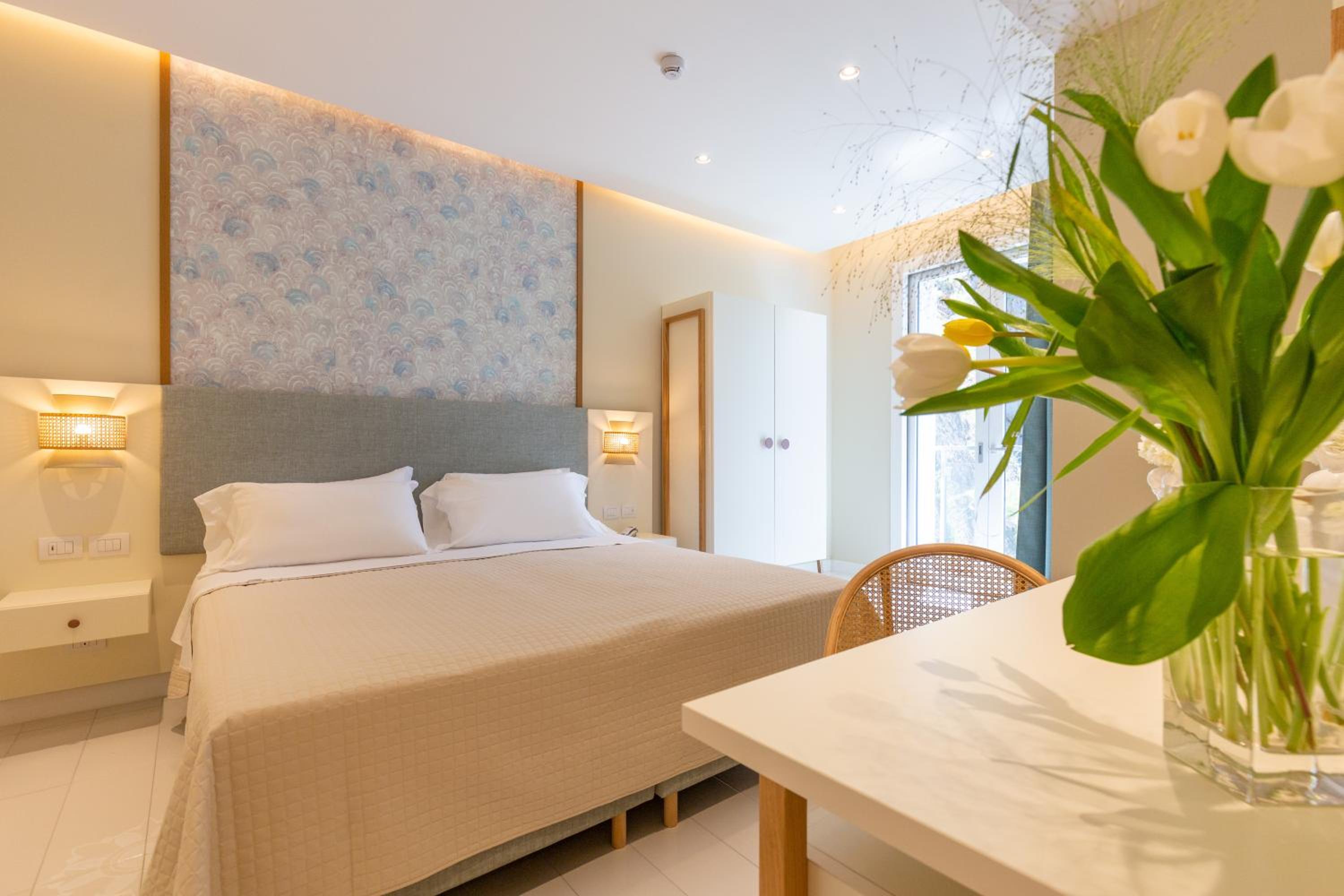 Deluxe Double Room with Side Sea View