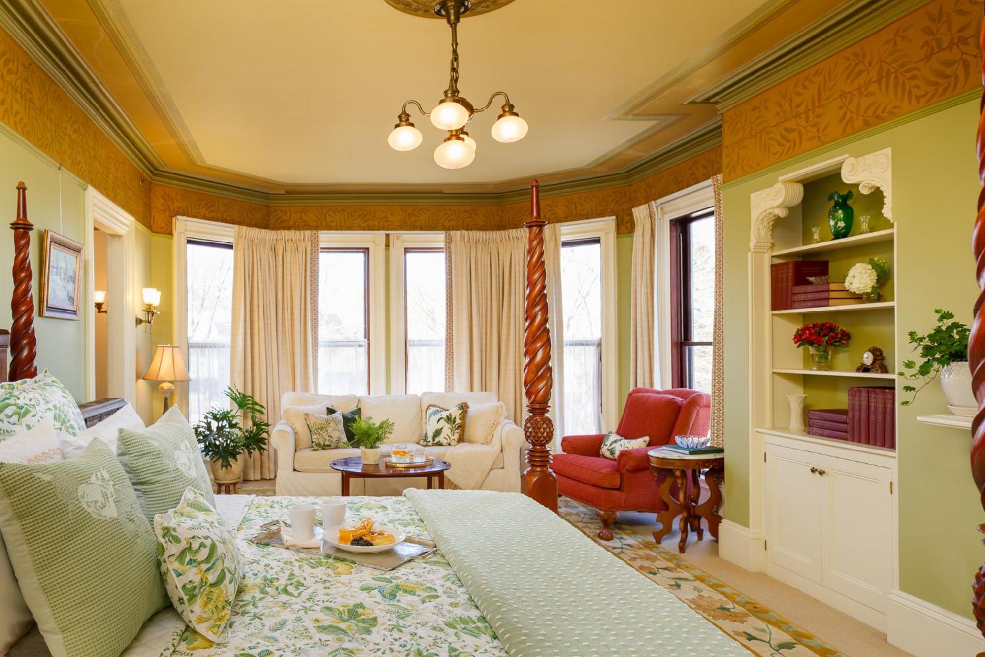 Deluxe King Suite photo 1