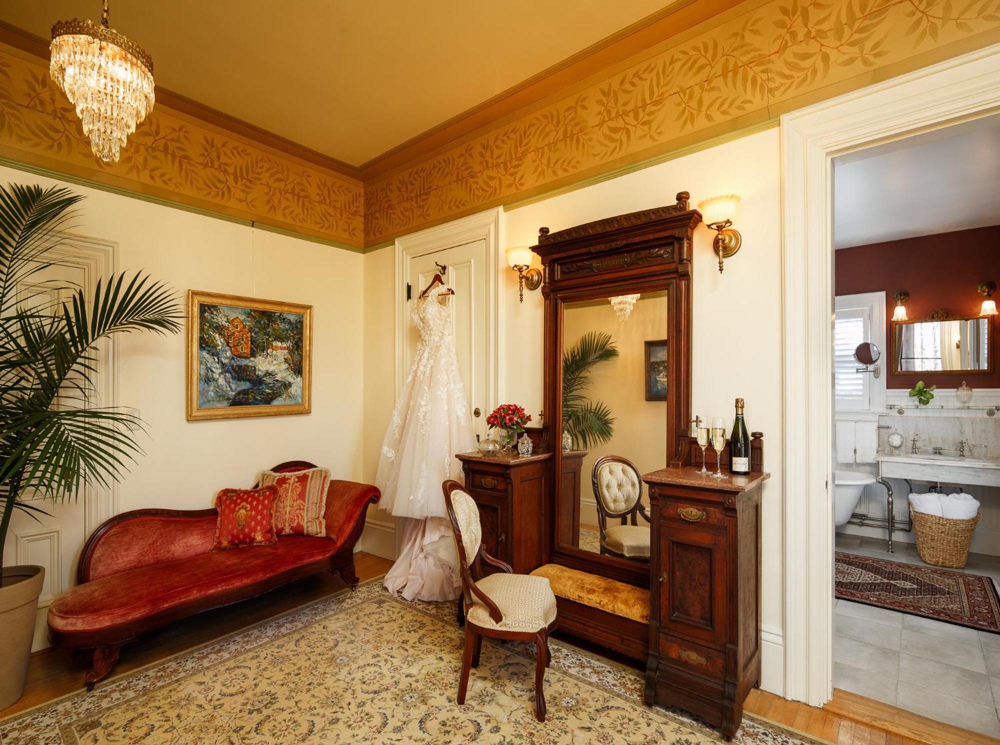 Deluxe King Suite photo 3