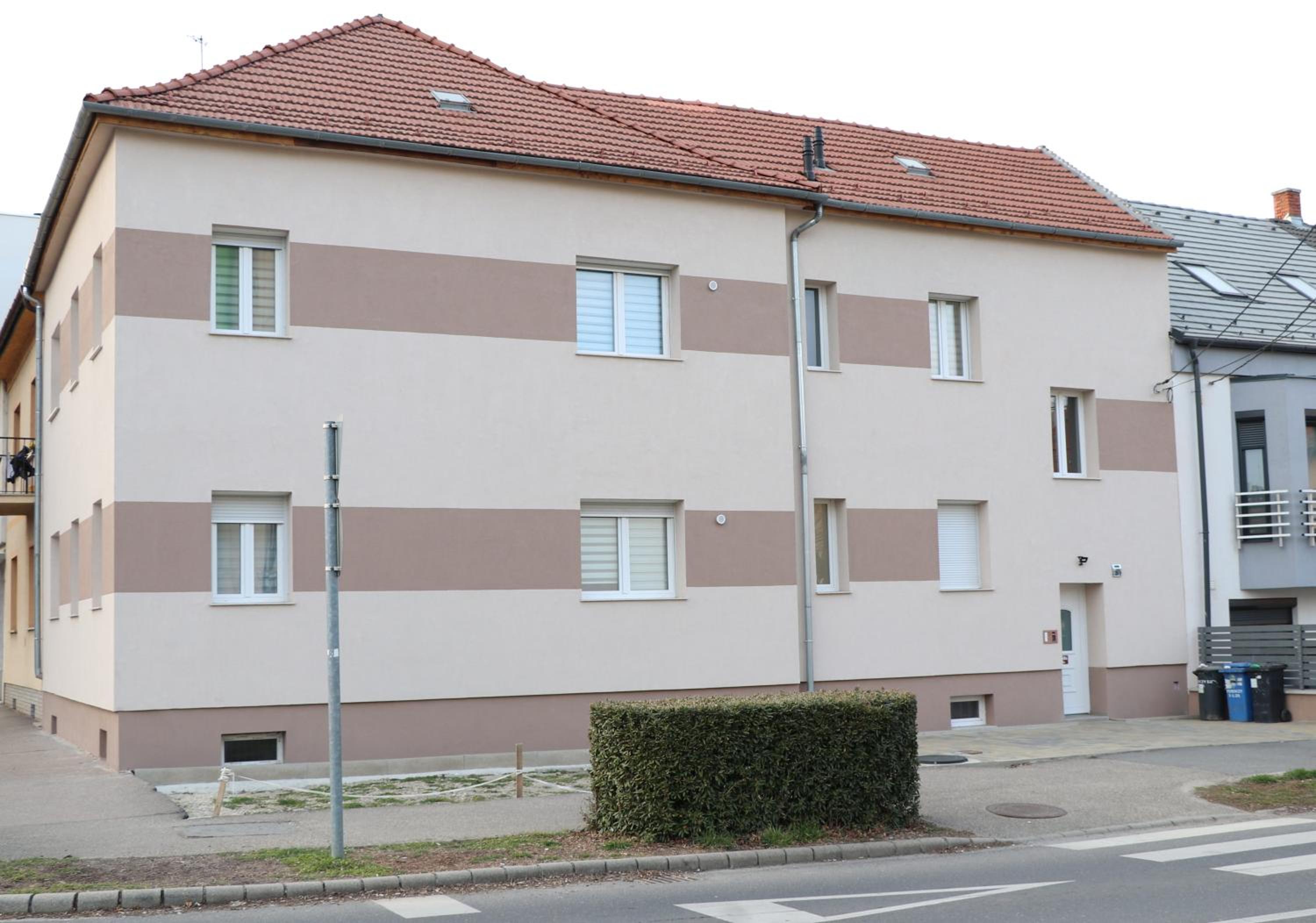 One-Bedroom Apartment - Photo 2