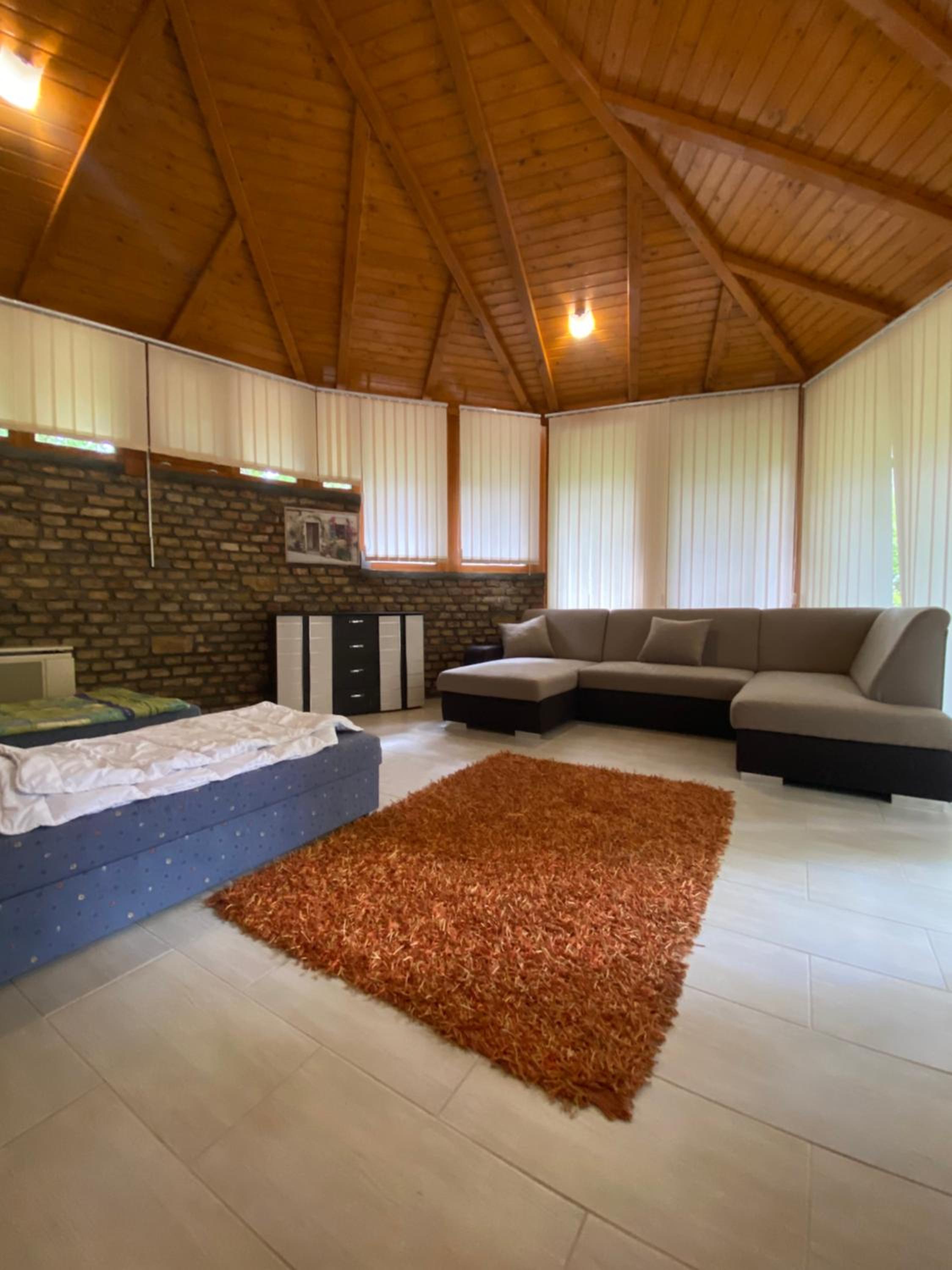 Superior Family Room - Photo 3