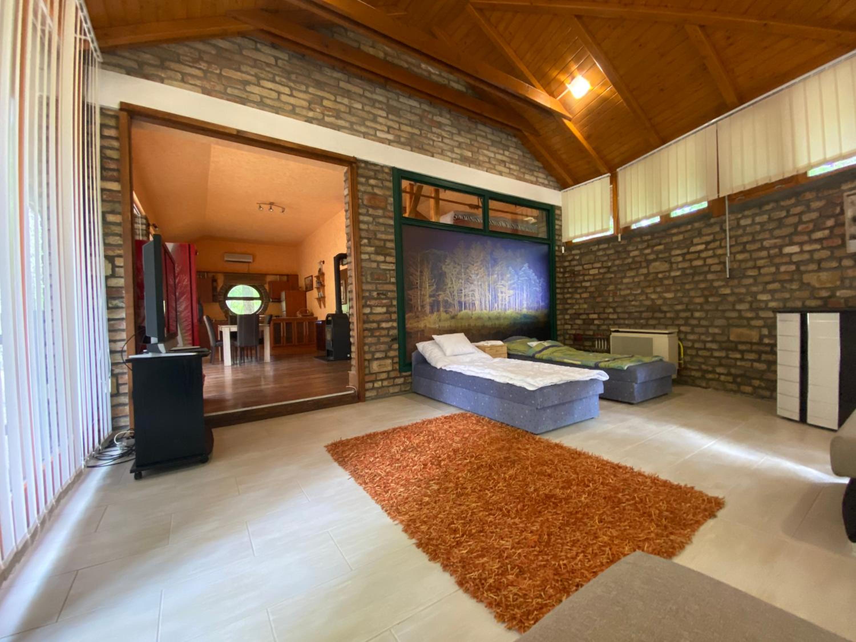 Superior Family Room - Photo 5