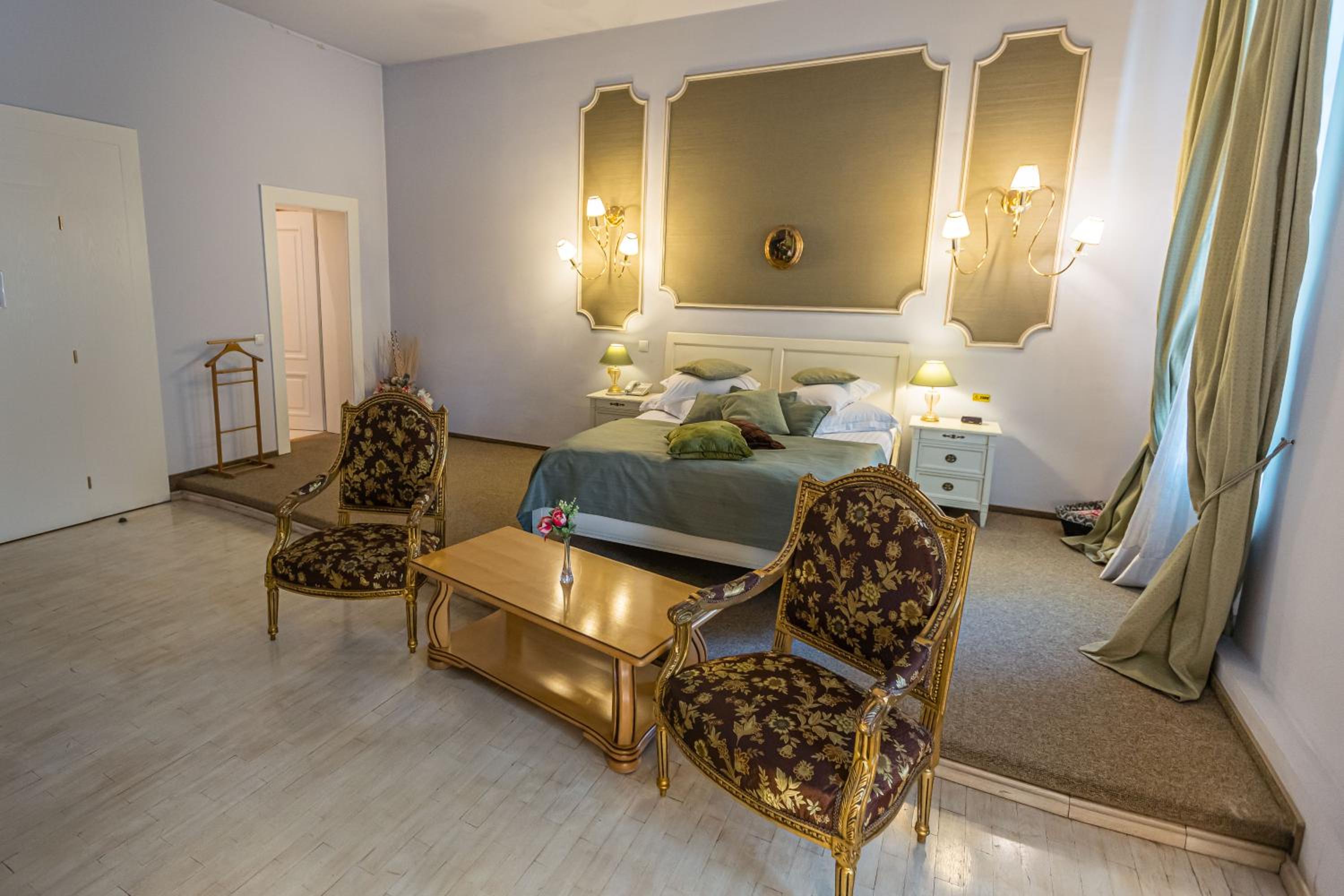 Deluxe Room - Photo 8