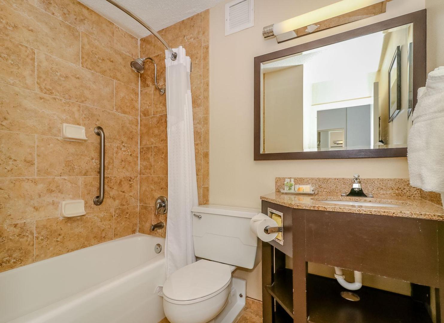 Standard Queen Room with Communications Accessible Roll-In Shower photo 2
