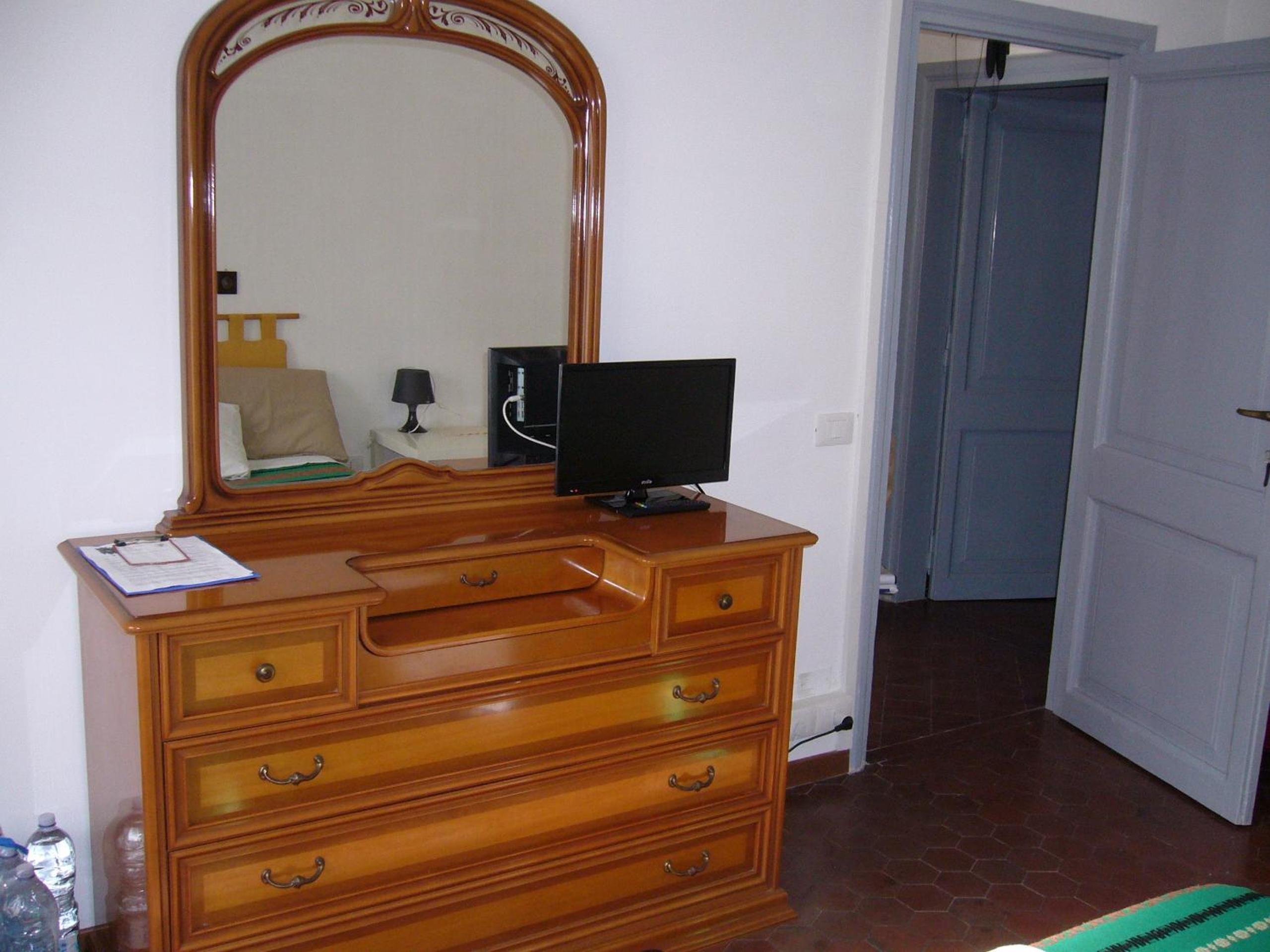 Single Room with Shared Bathroom photo 2