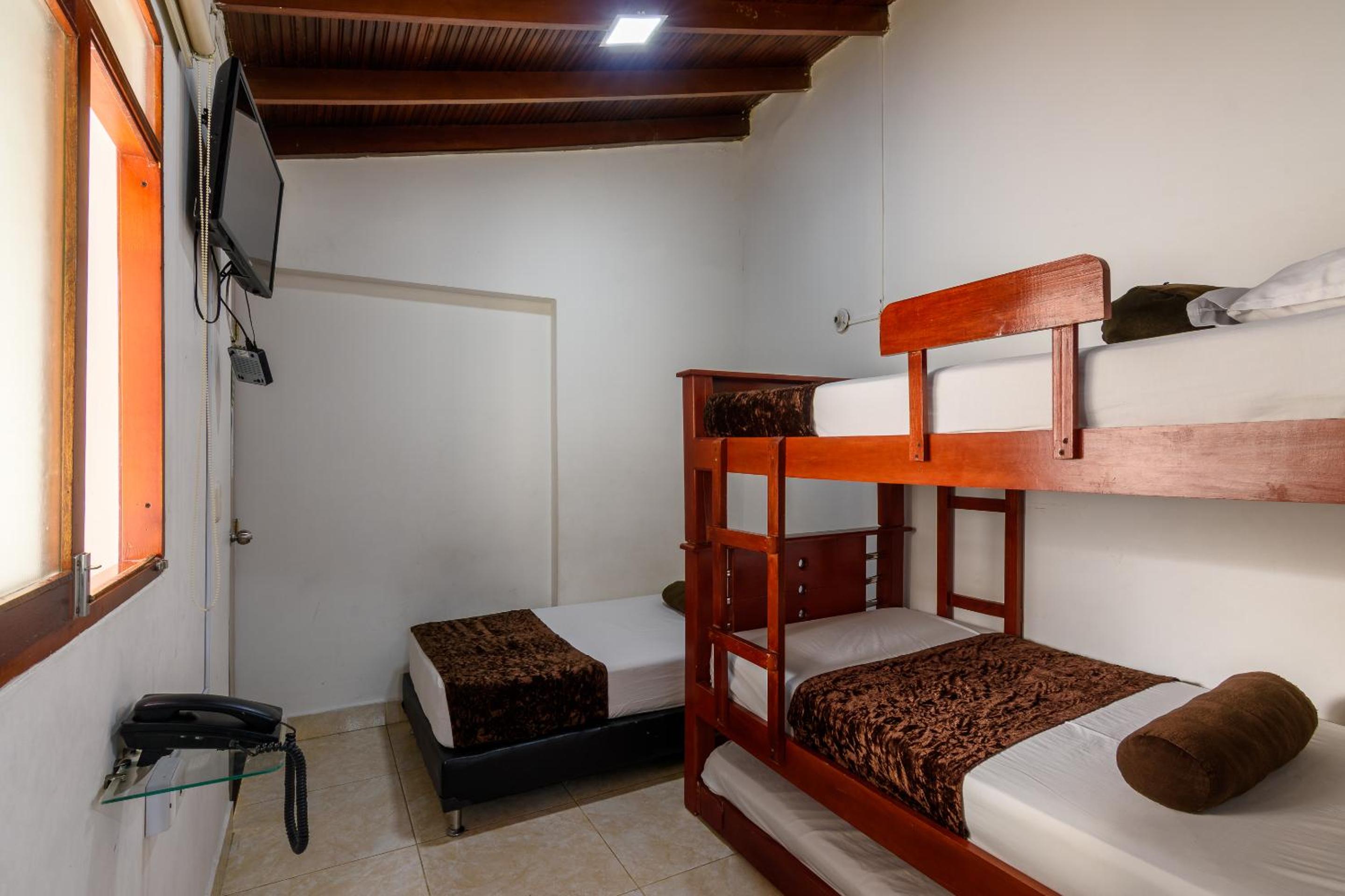 Budget Triple Room - Photo 15
