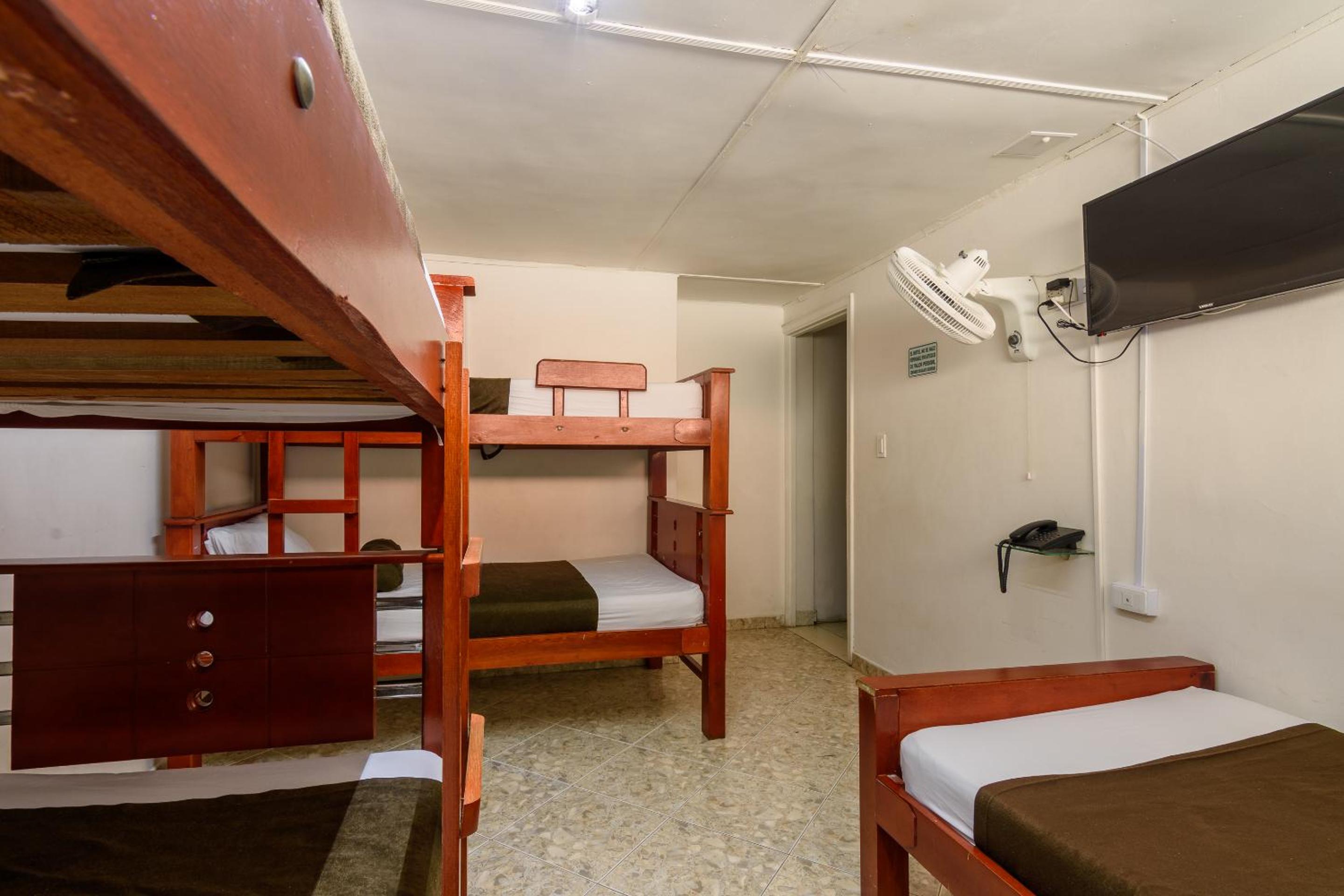 Budget Triple Room - Photo 17