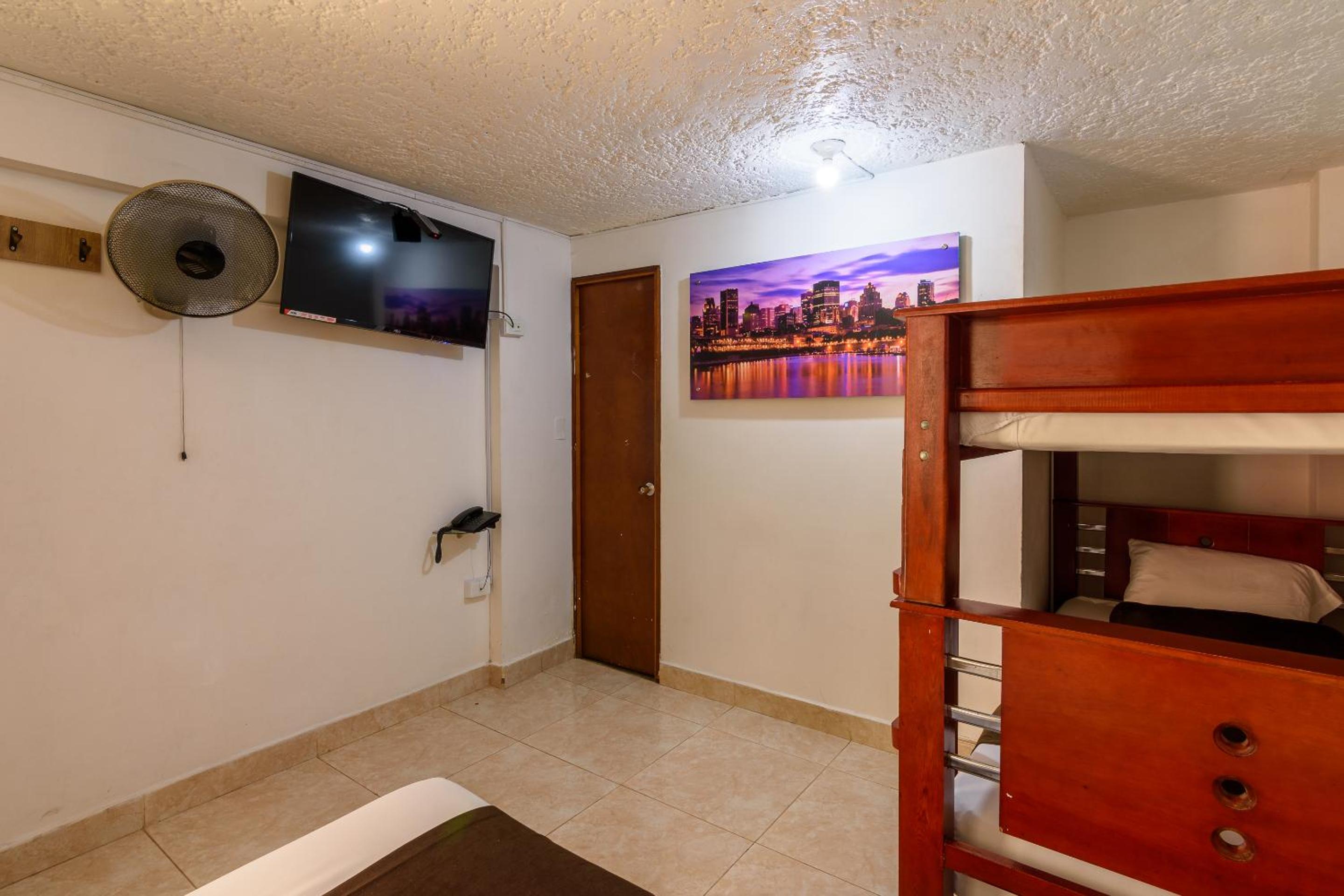 Budget Triple Room - Photo 18