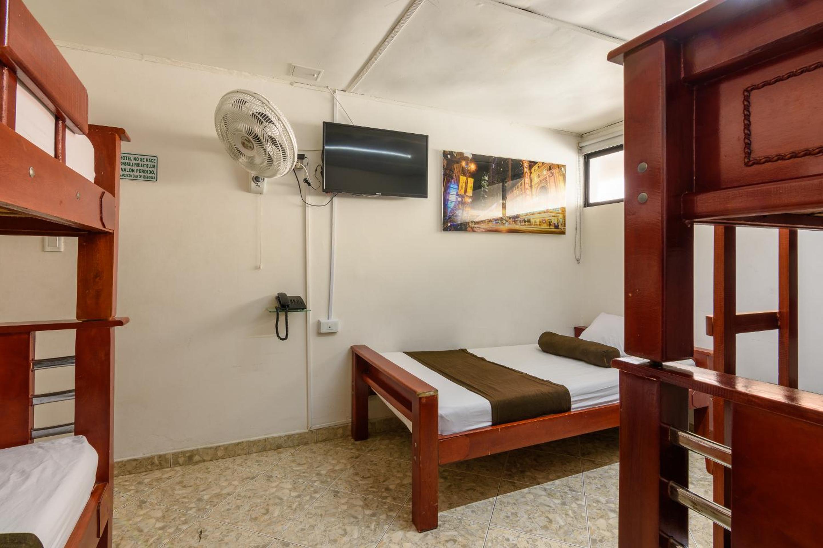Budget Triple Room - Photo 19