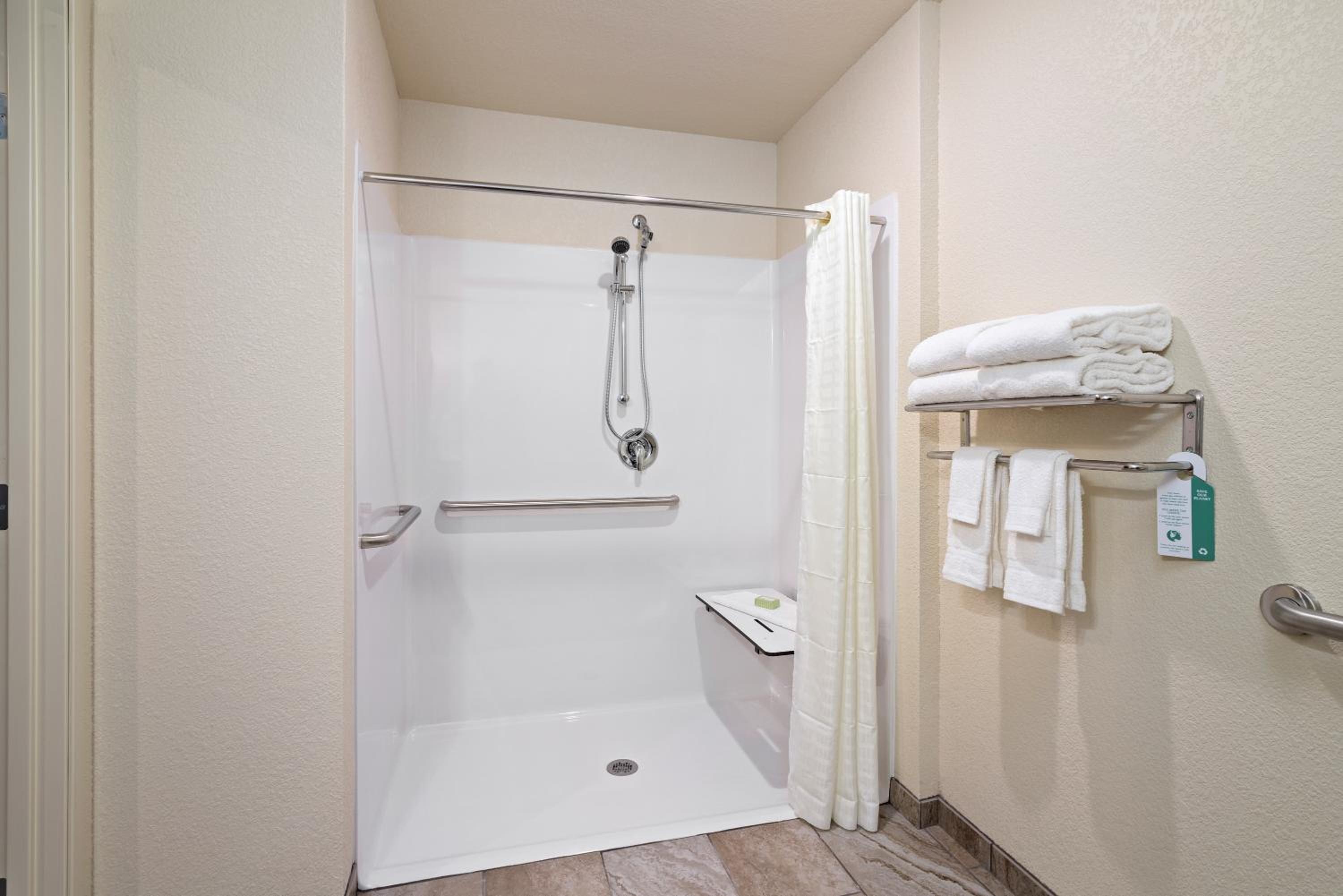 Quadruple Room - Photo 11