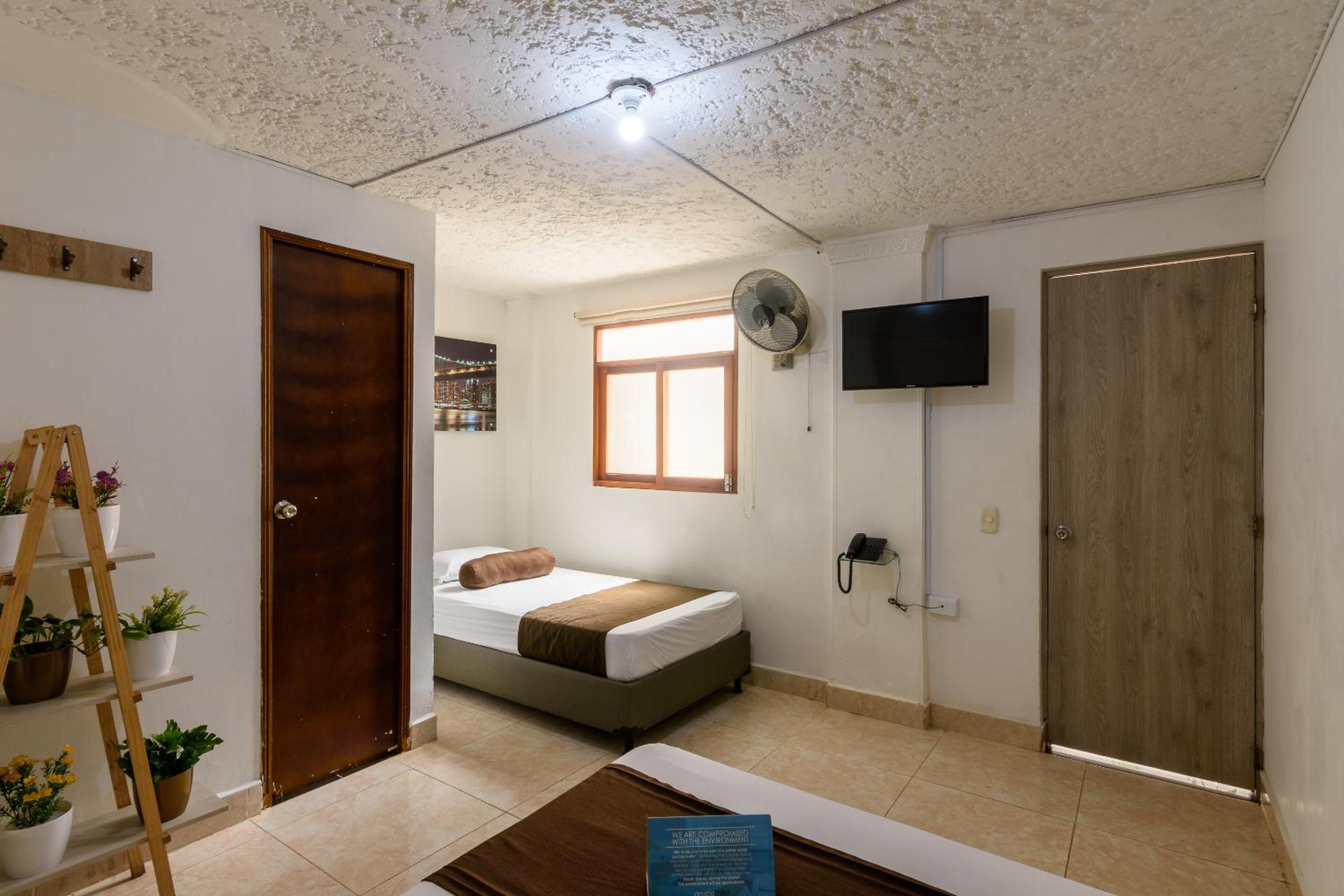 Budget Twin Room - Photo 4