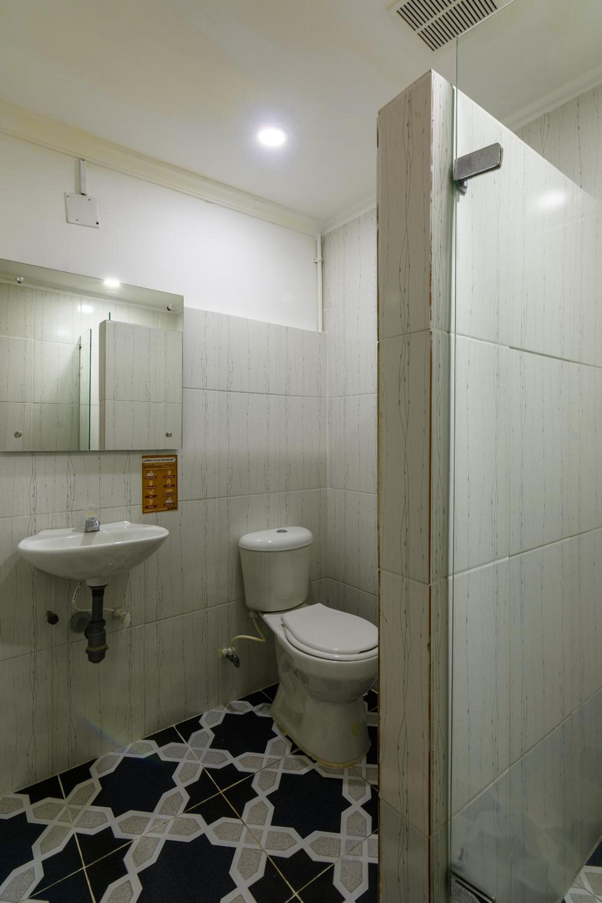 Budget Twin Room - Photo 11