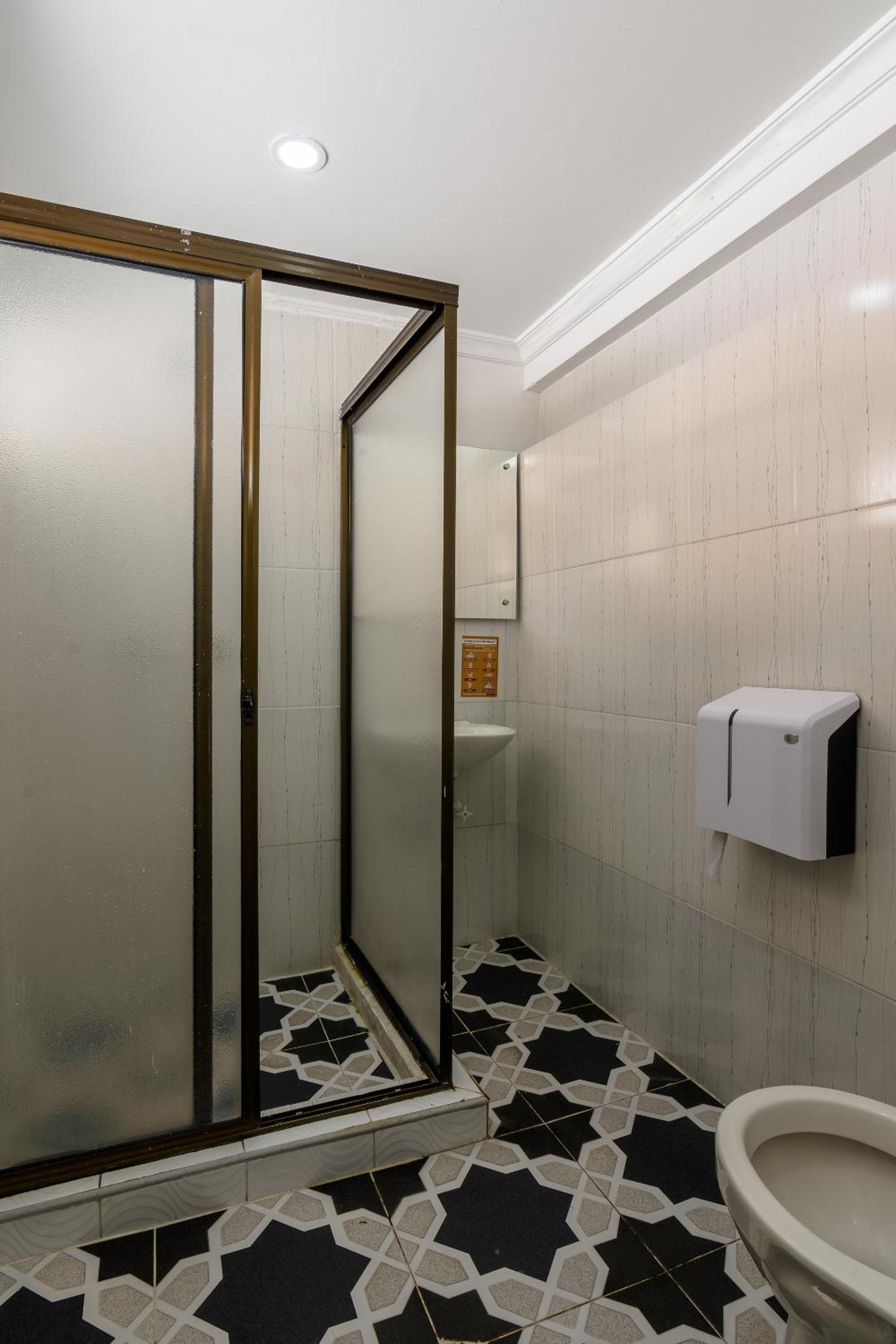 Budget Twin Room - Photo 10