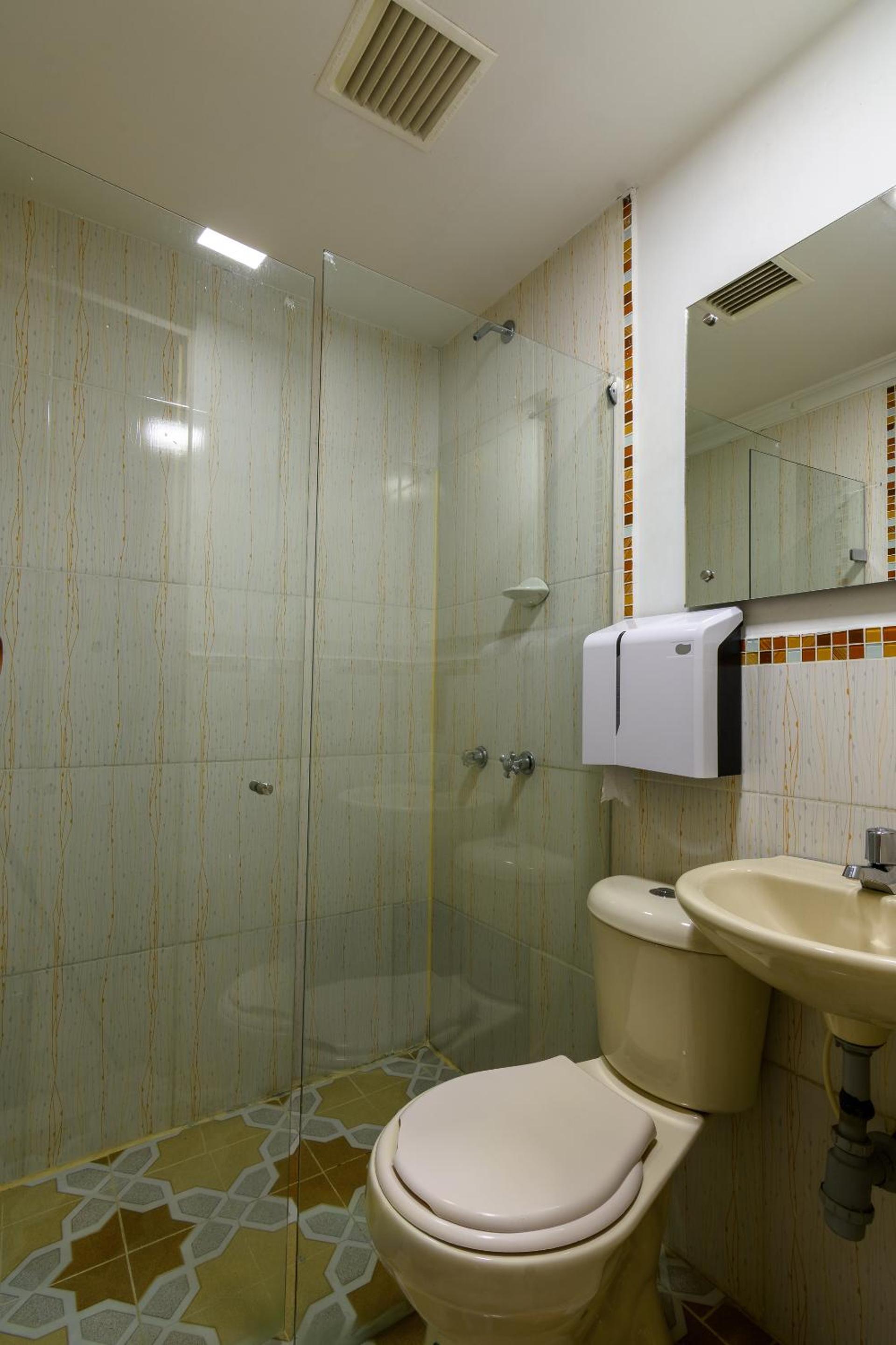 Budget Twin Room - Photo 9