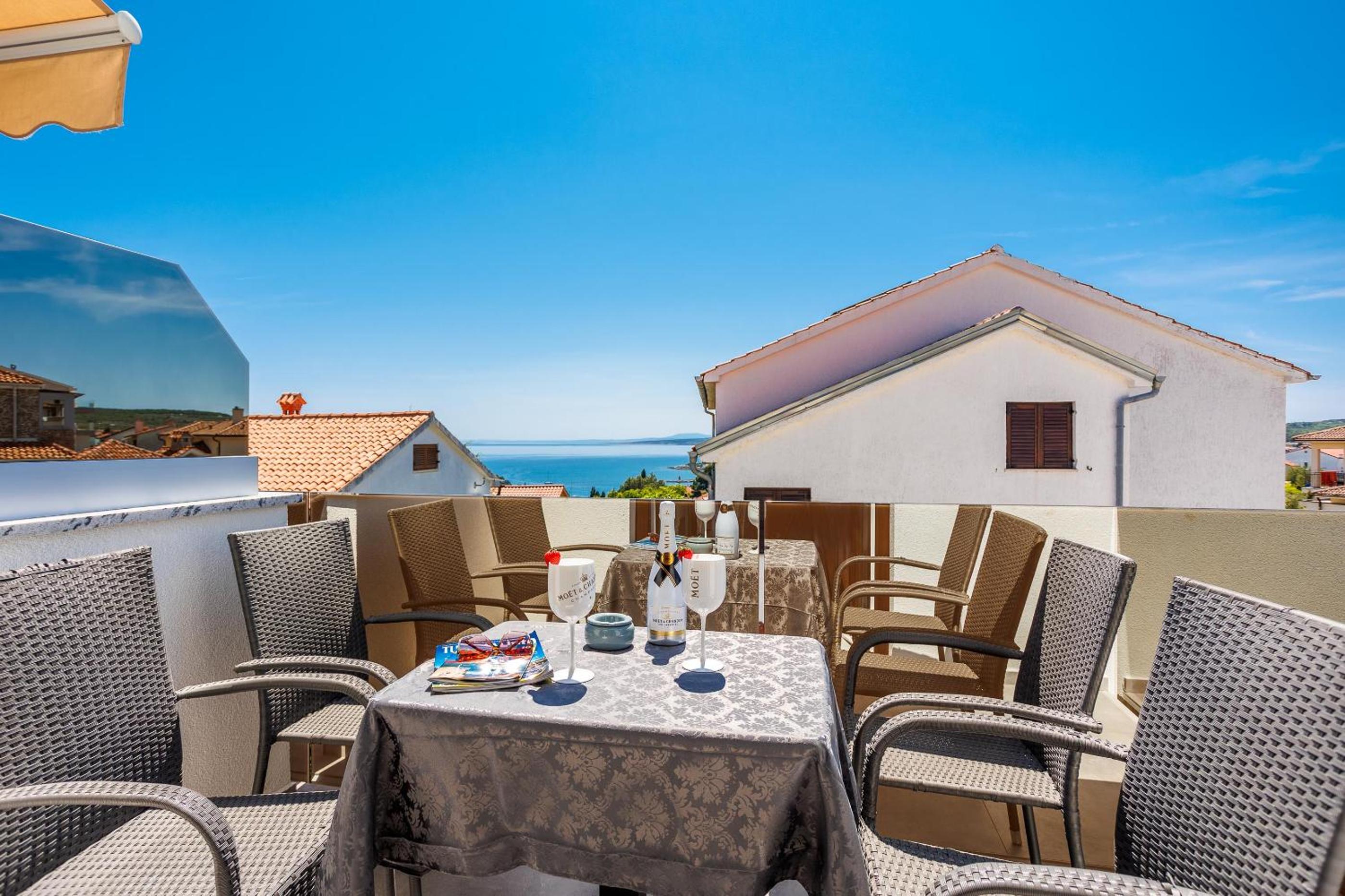 One-Bedroom Apartment with Balcony and Sea View - Photo 5