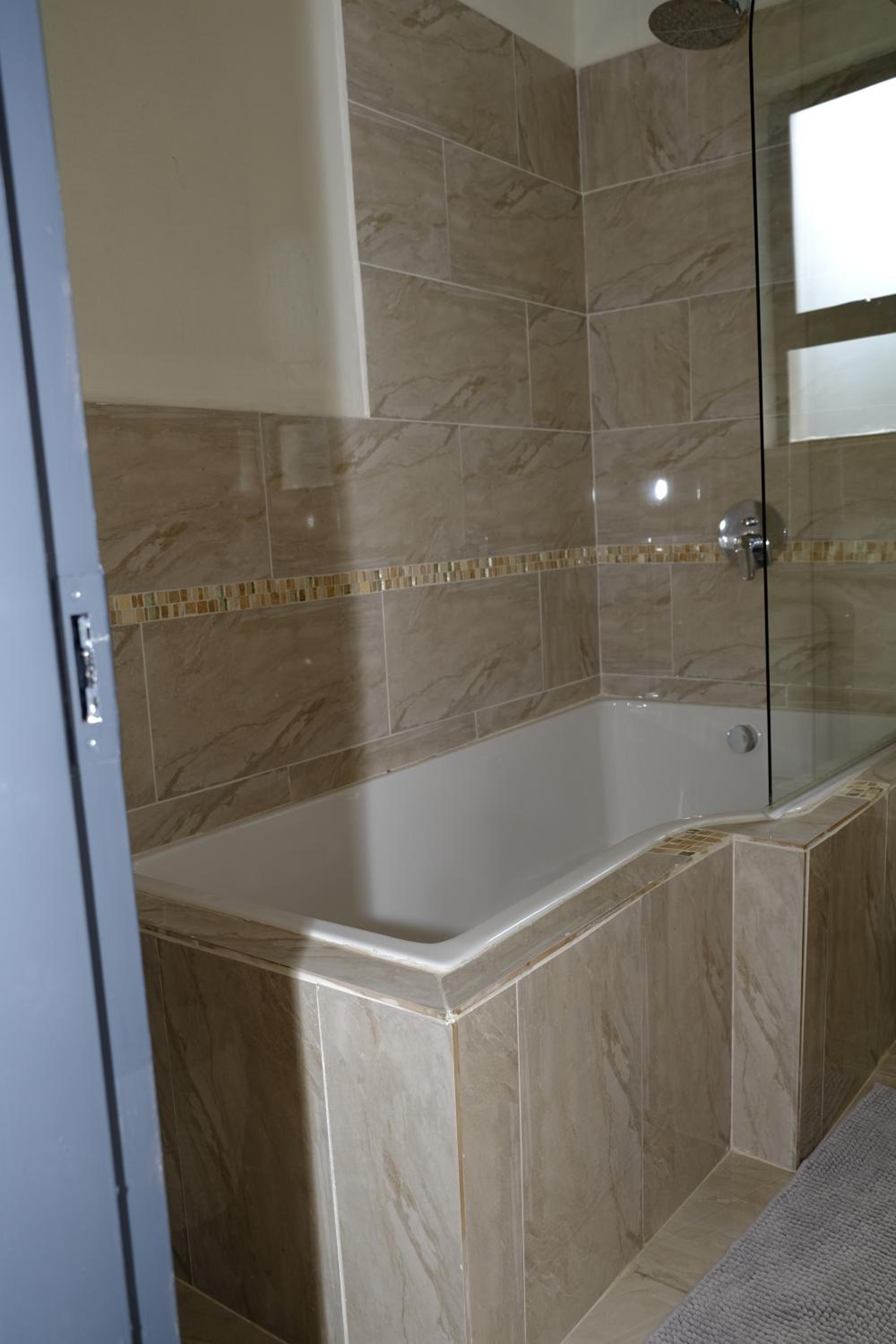 Double Room with Private Bathroom - Photo 2