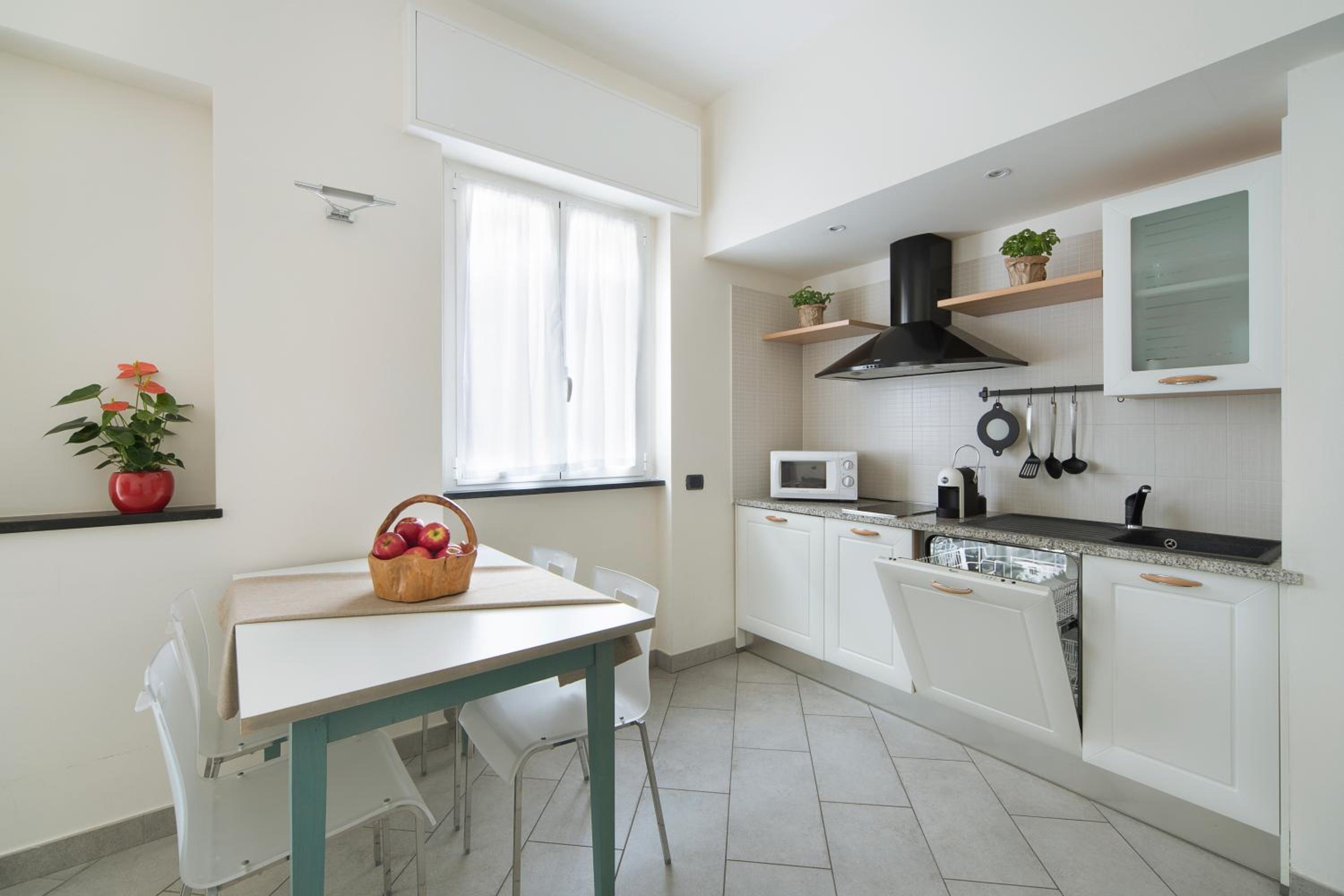 Large One-Bedroom Apartment with Balcony photo 2
