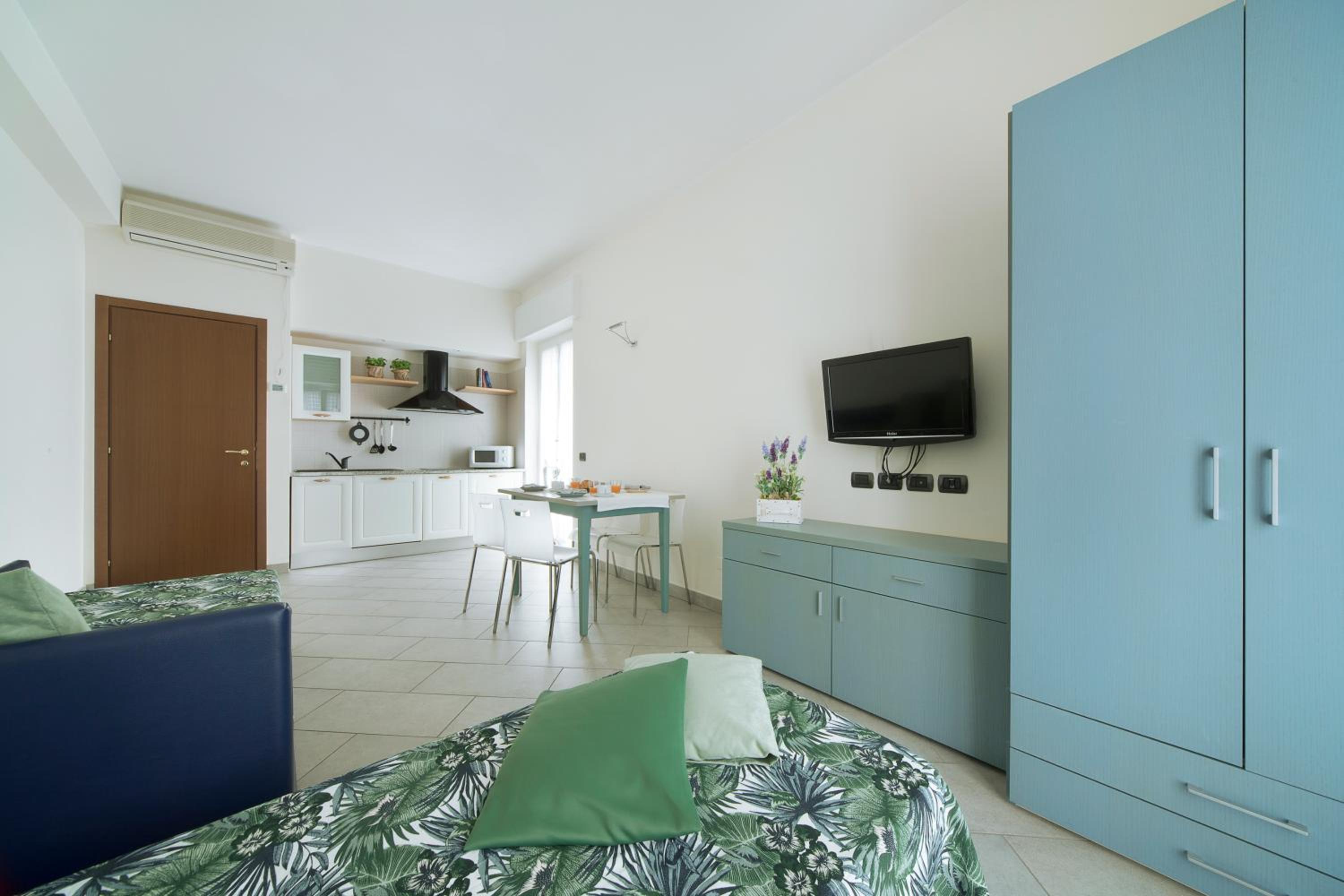 Large One-Bedroom Apartment with Balcony photo 1