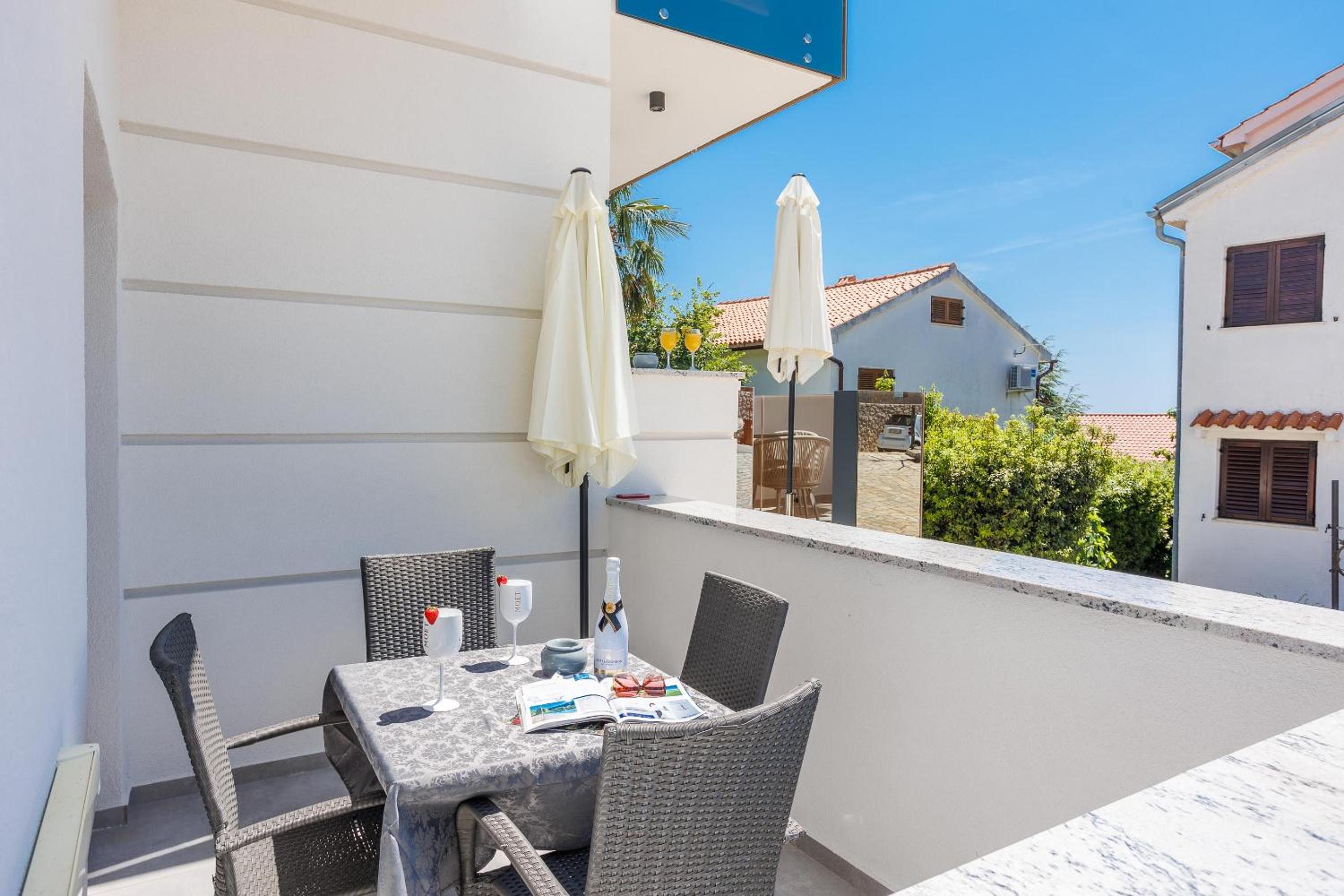 One-Bedroom Apartment with Balcony - Photo 7