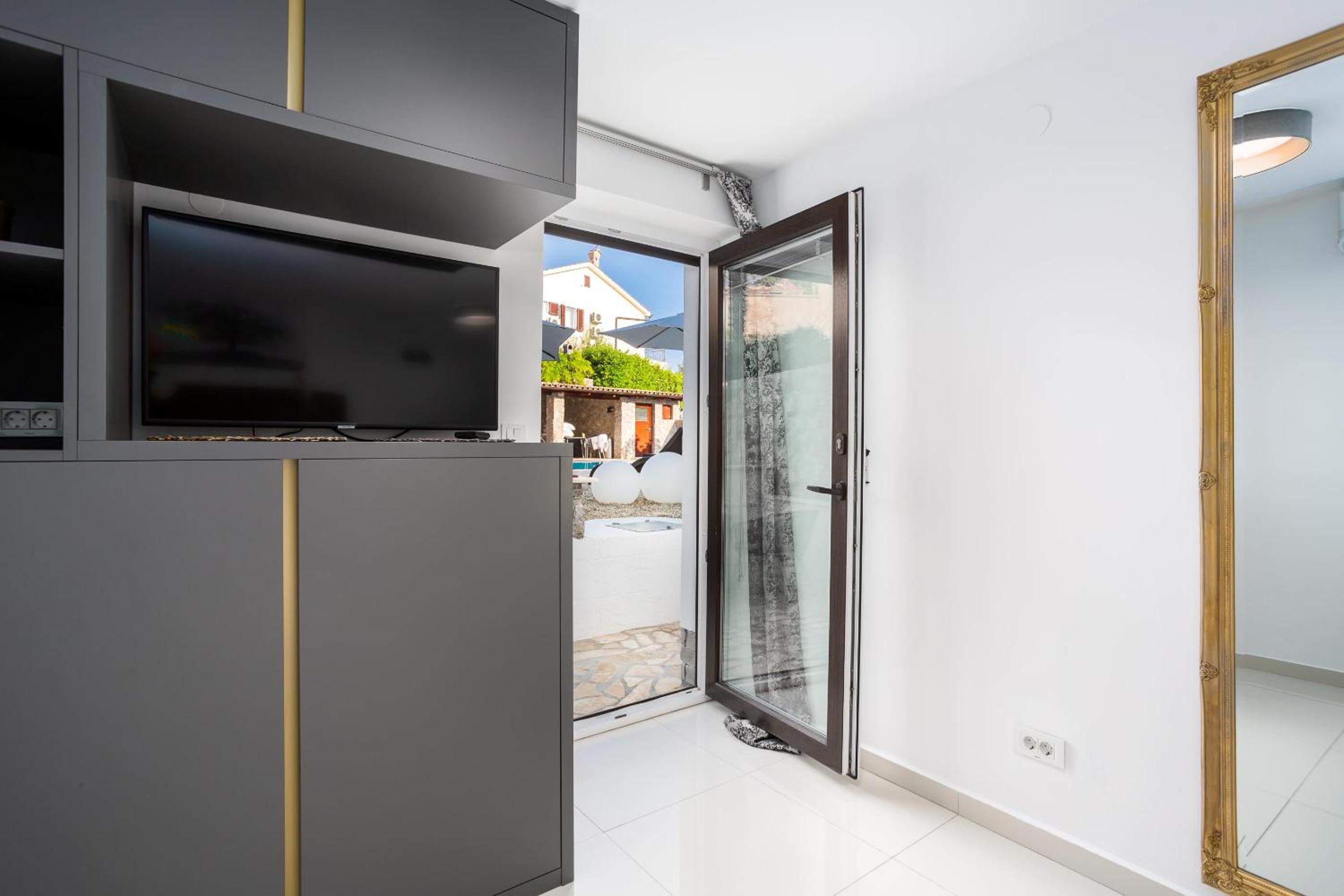 Studio with Balcony and Pool View - Photo 5