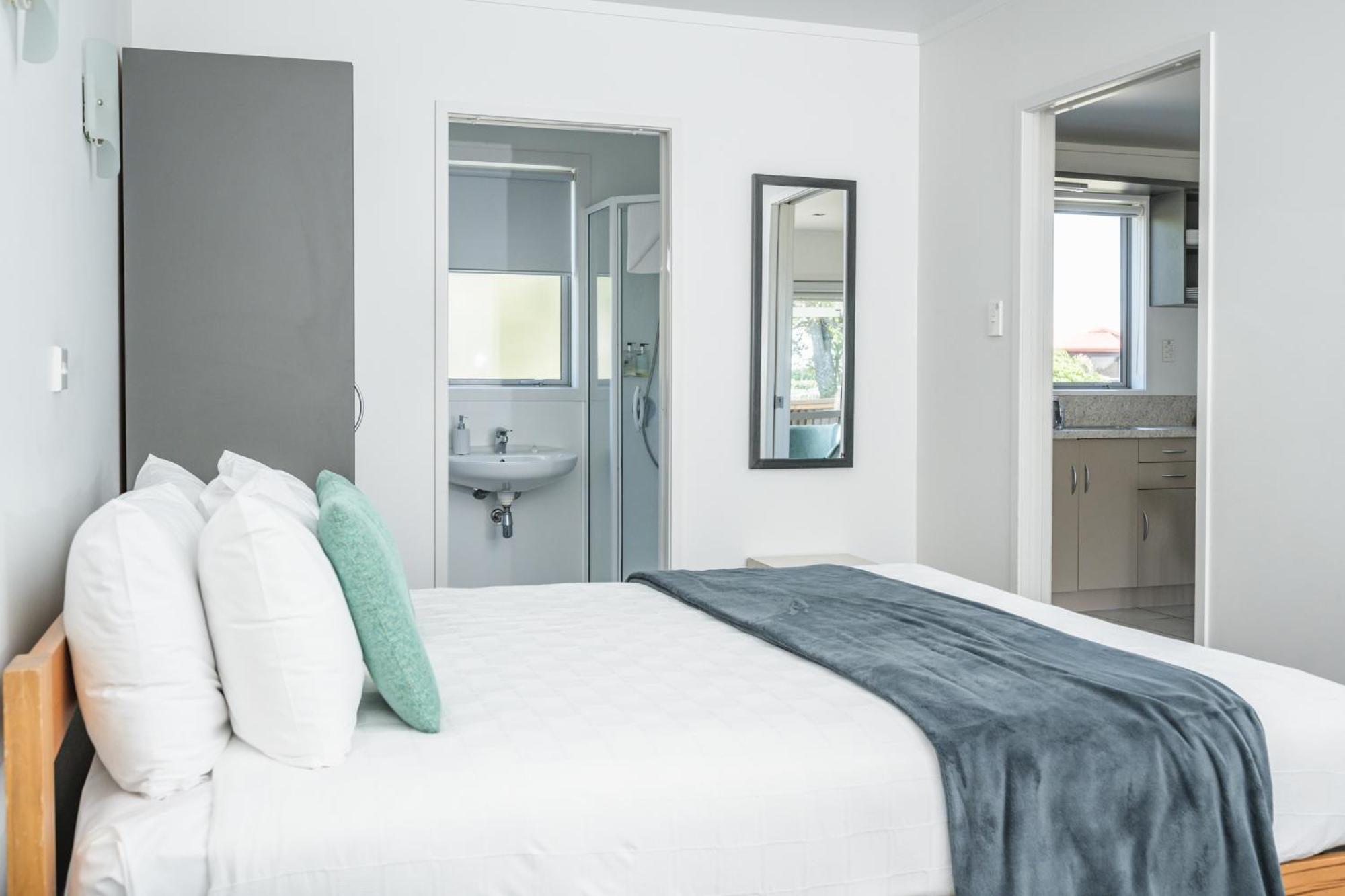 Standard Poolside One-Bedroom Unit - Photo 4