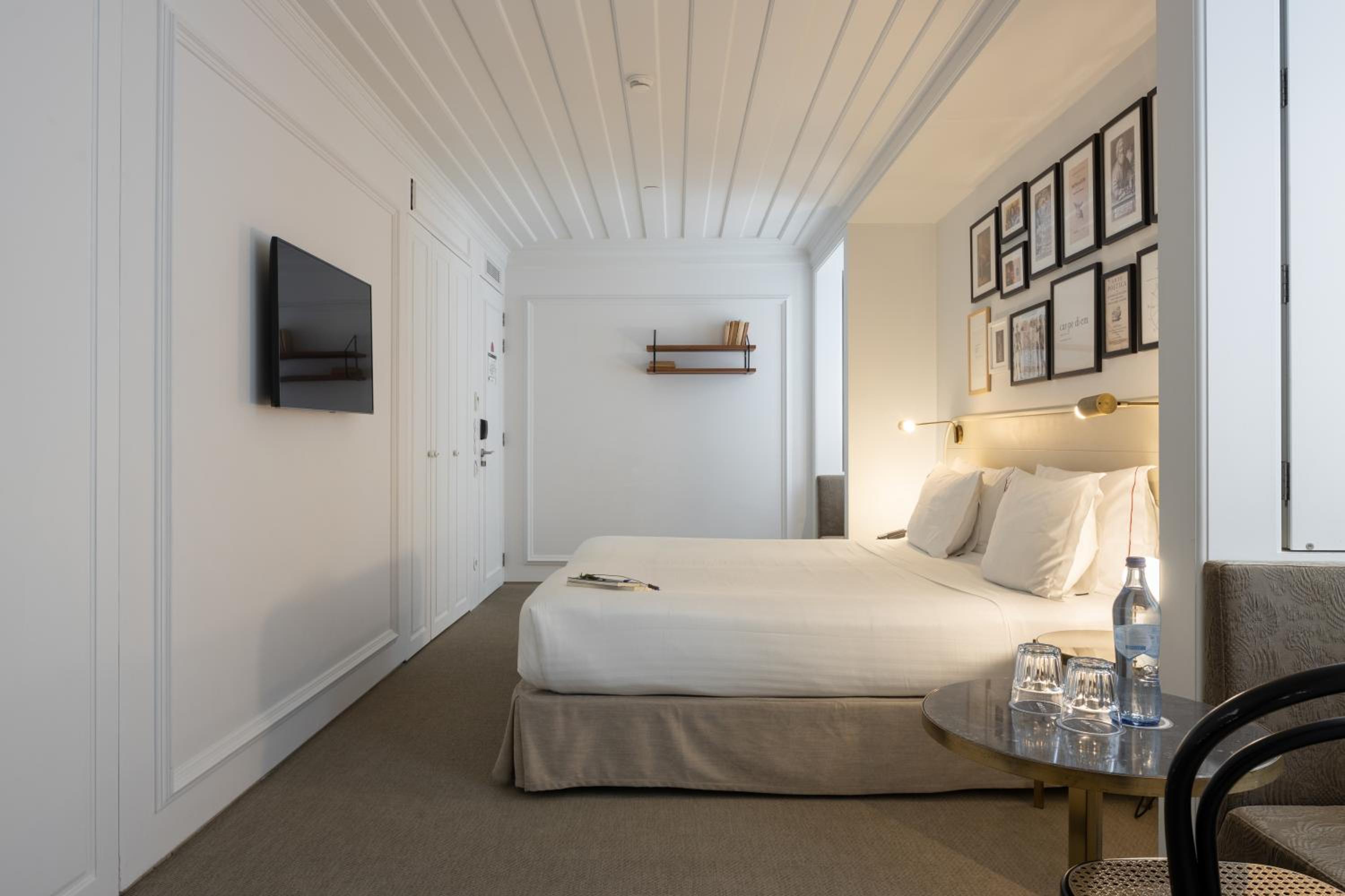 Superior Double Room thumbnail 6
