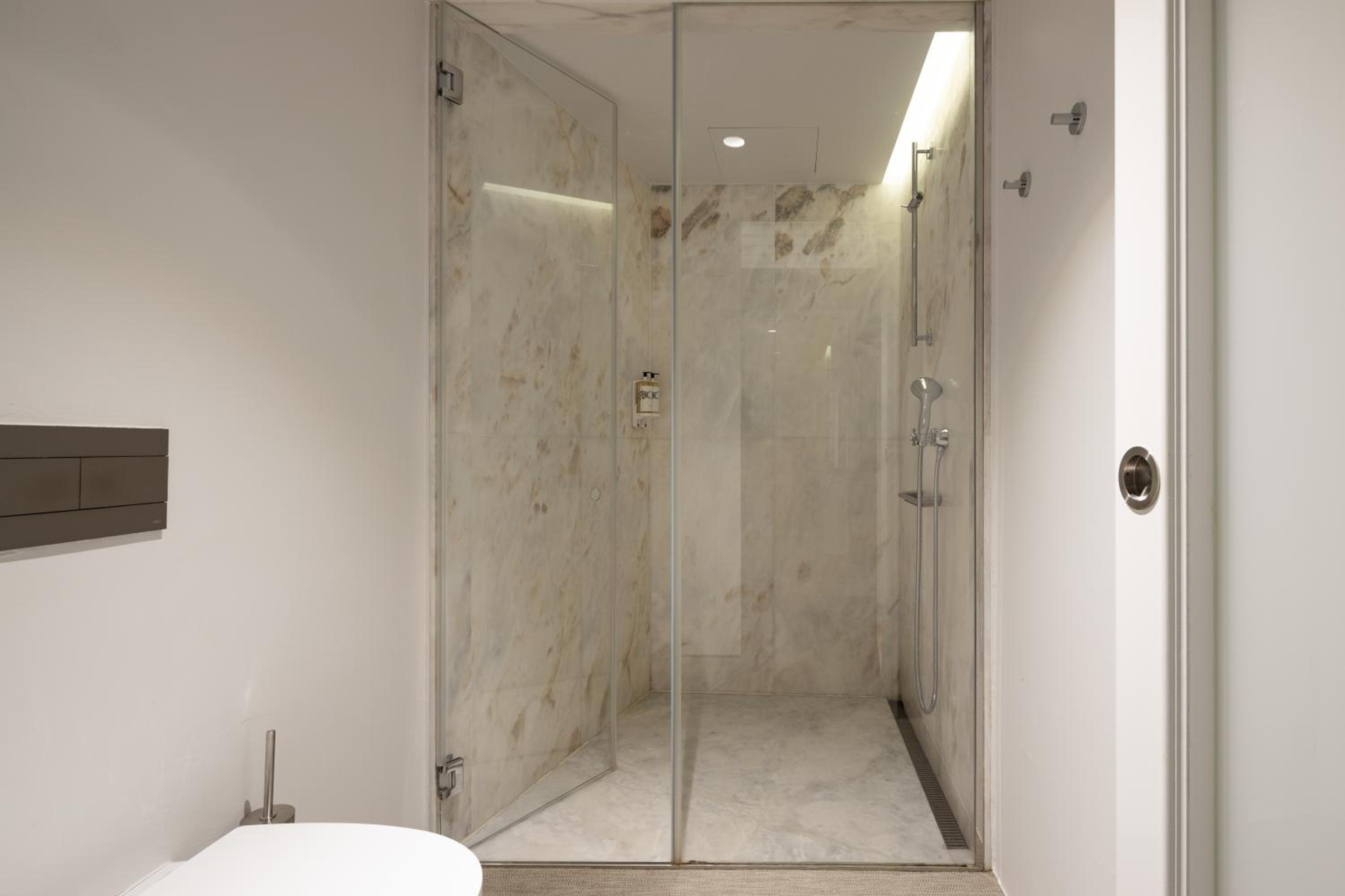 Communicating Rooms
