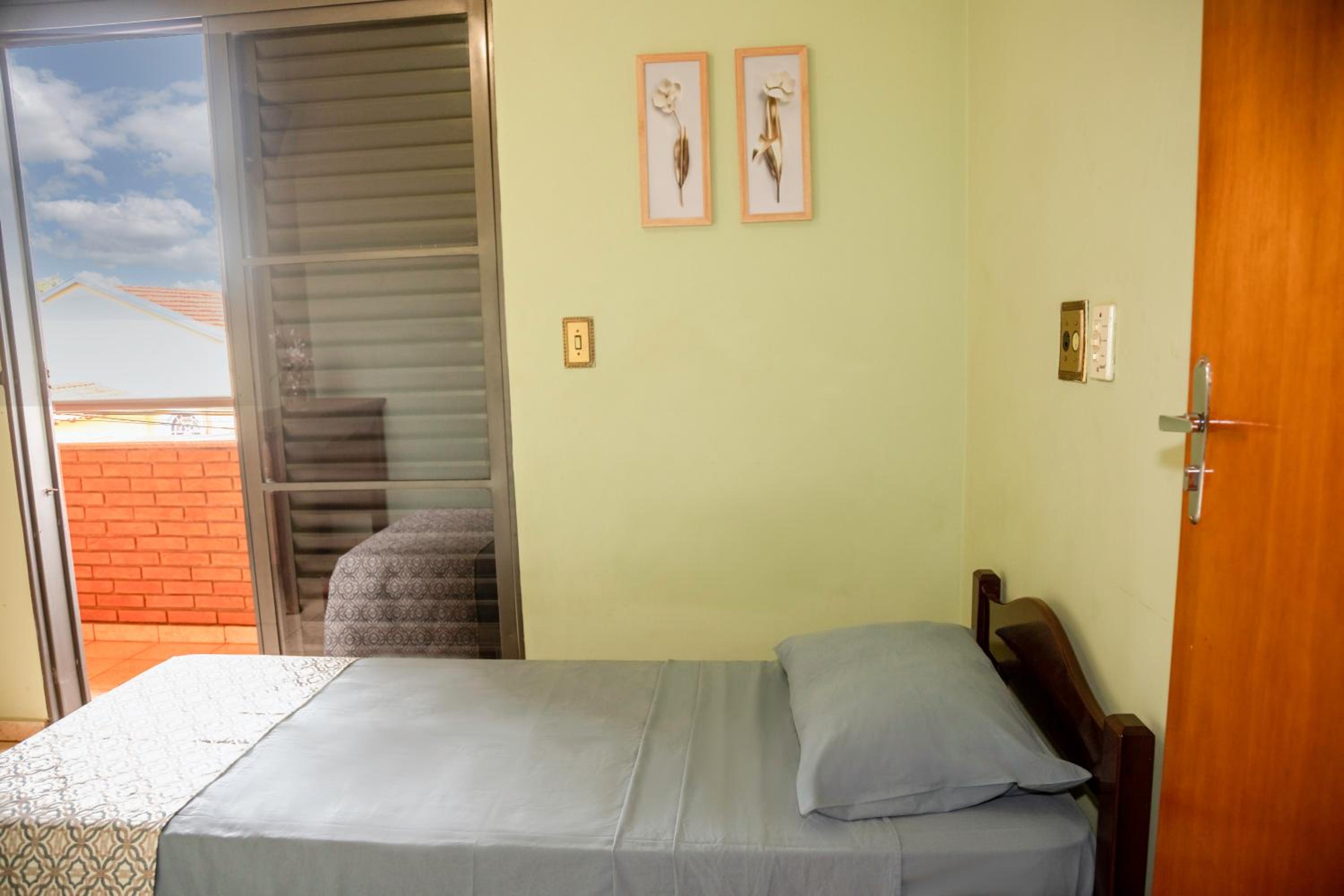 Single Room with Balcony and Ceiling Fan photo 2