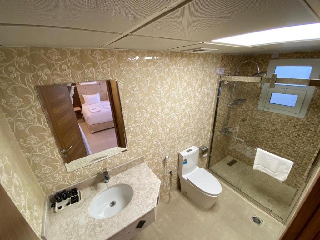 Family Room with Private Bathroom photo 2