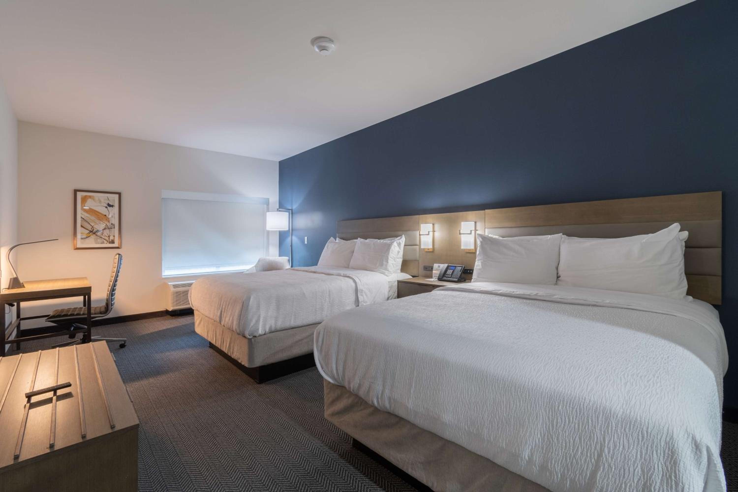 Queen Room with Two Queen Beds and Bath Tub - Disability Access/Non-Smoking  - Photo 2