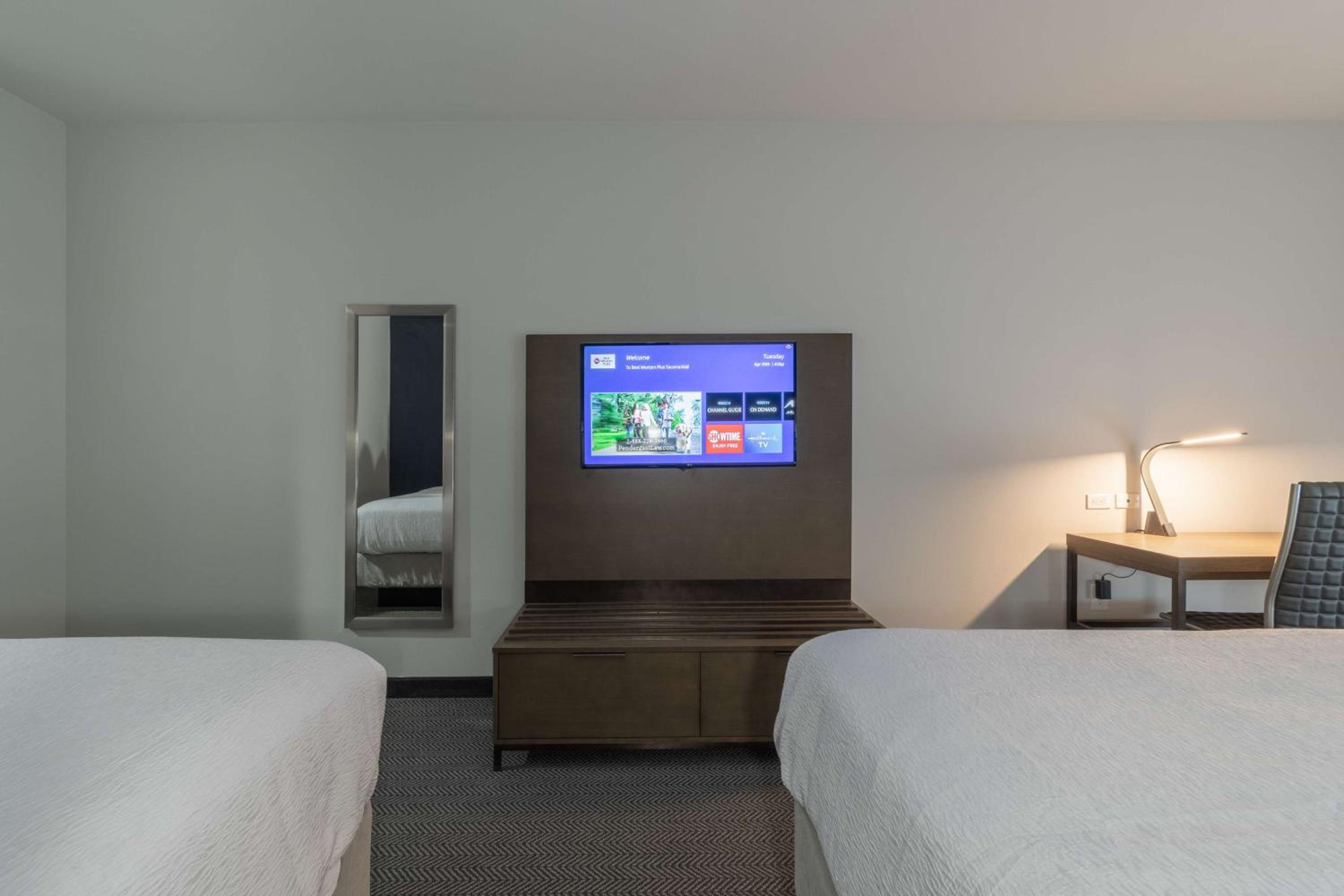 Queen Room with Two Queen Beds and Bath Tub - Disability Access/Non-Smoking  - Photo 3
