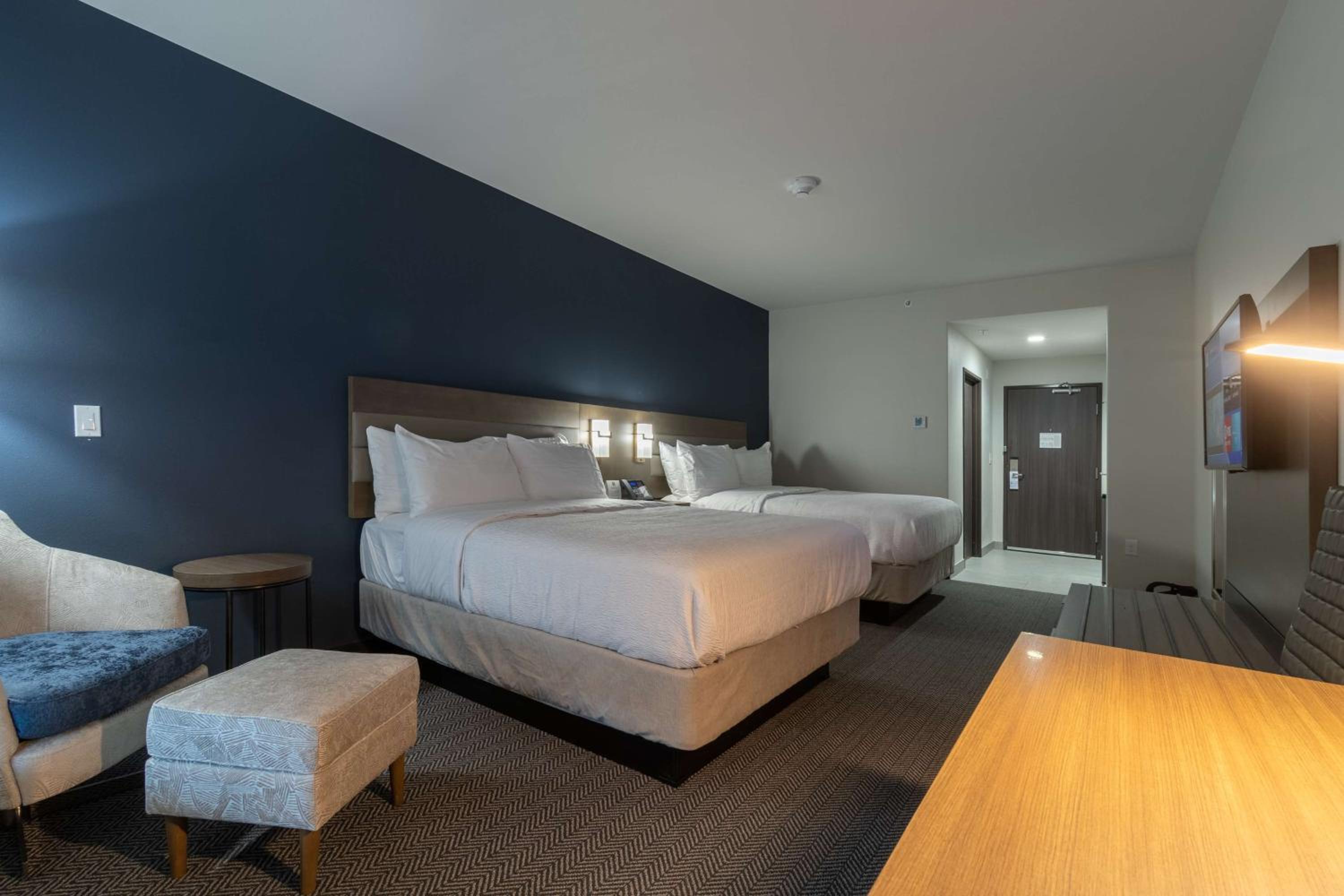 Queen Room with Two Queen Beds and Bath Tub - Disability Access/Non-Smoking  - Photo 1