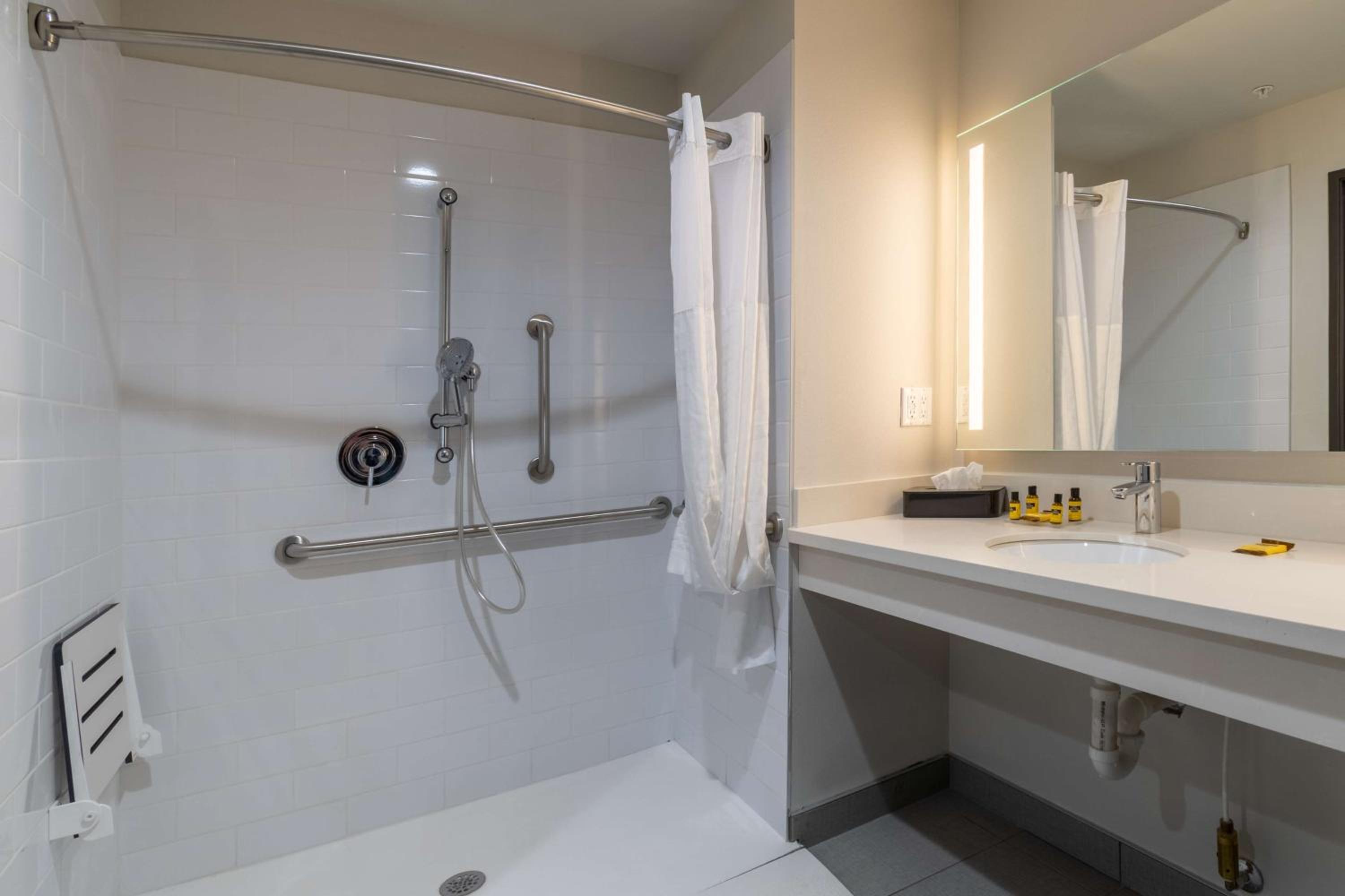 Queen Room with Two Queen Beds - Shower Only - Photo 4