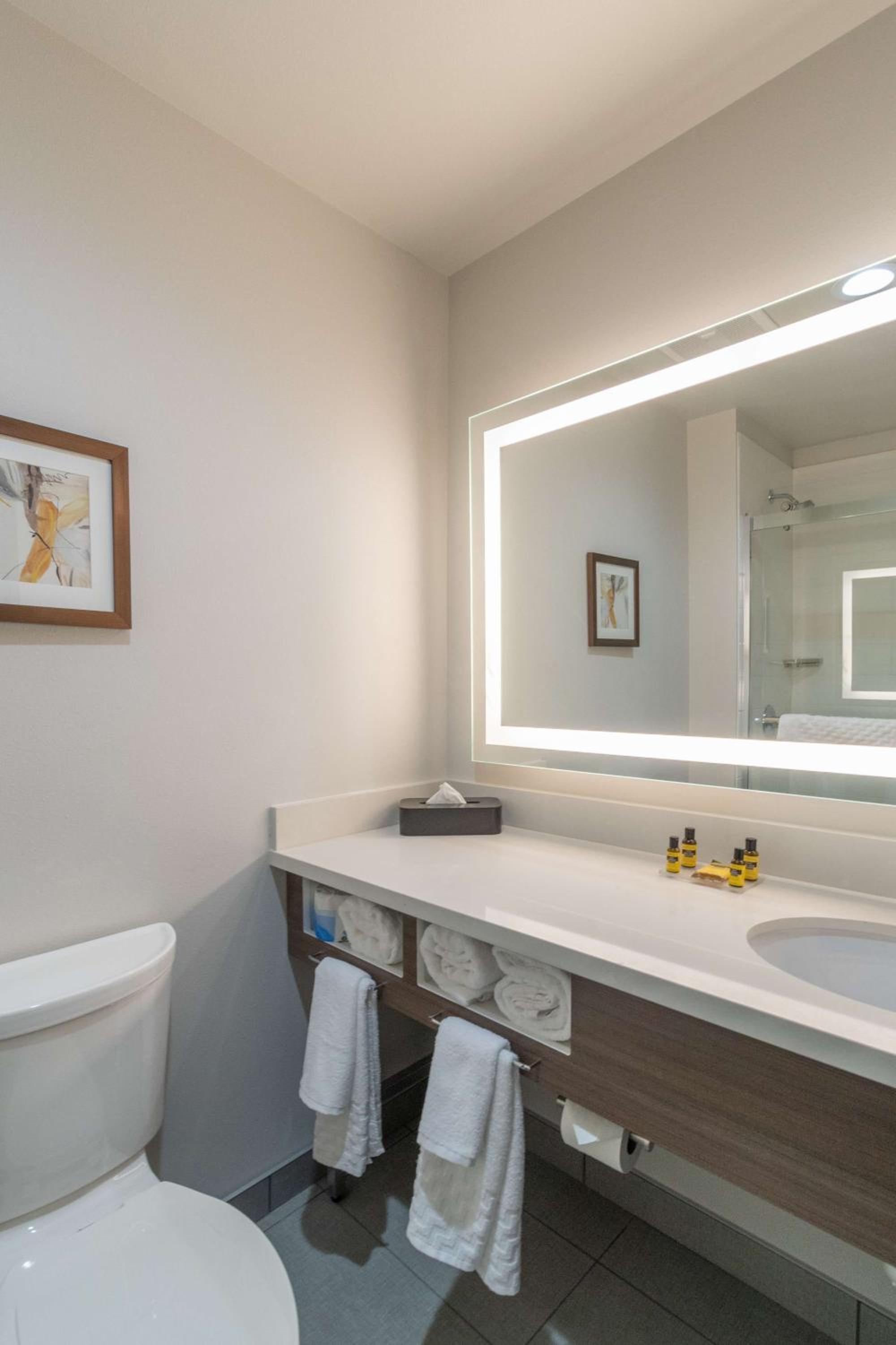 Queen Room with Two Queen Beds and Bath Tub - Disability Access/Non-Smoking  - Photo 5
