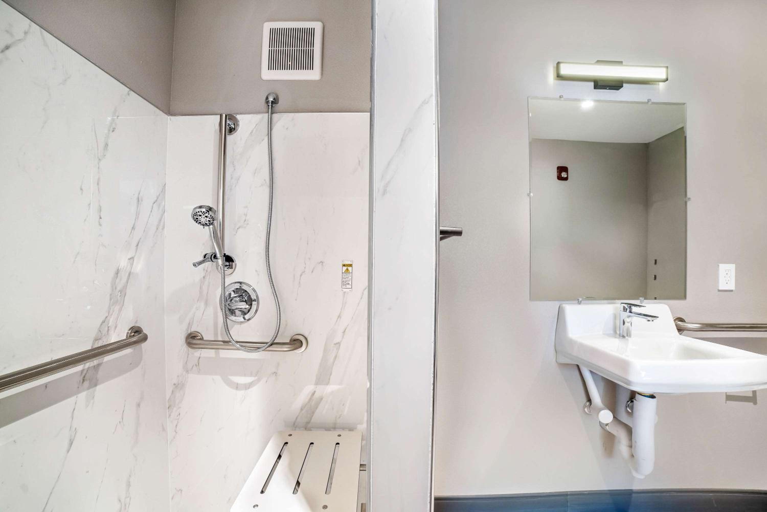 Quadruple Room - Disability Access - Roll in Shower - Photo 11