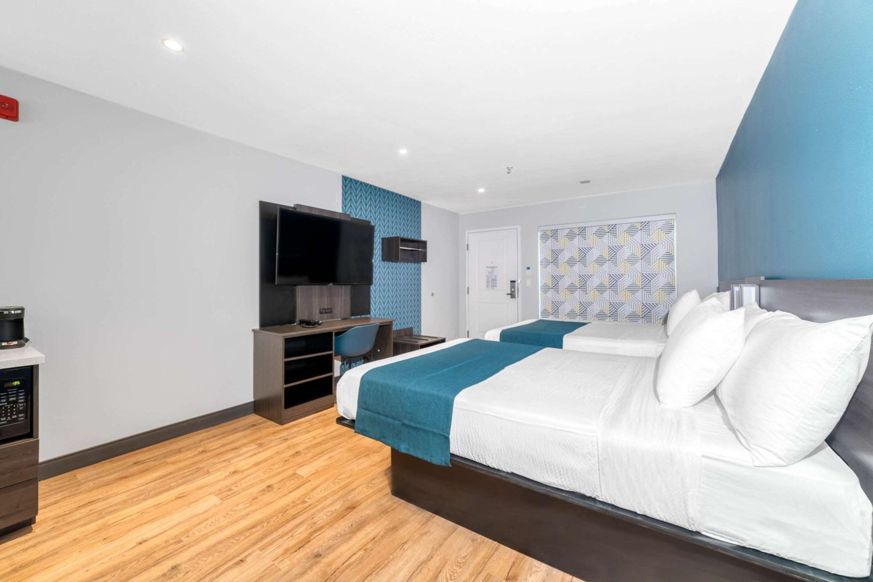 Quadruple Room - Non-Smoking - Photo 10